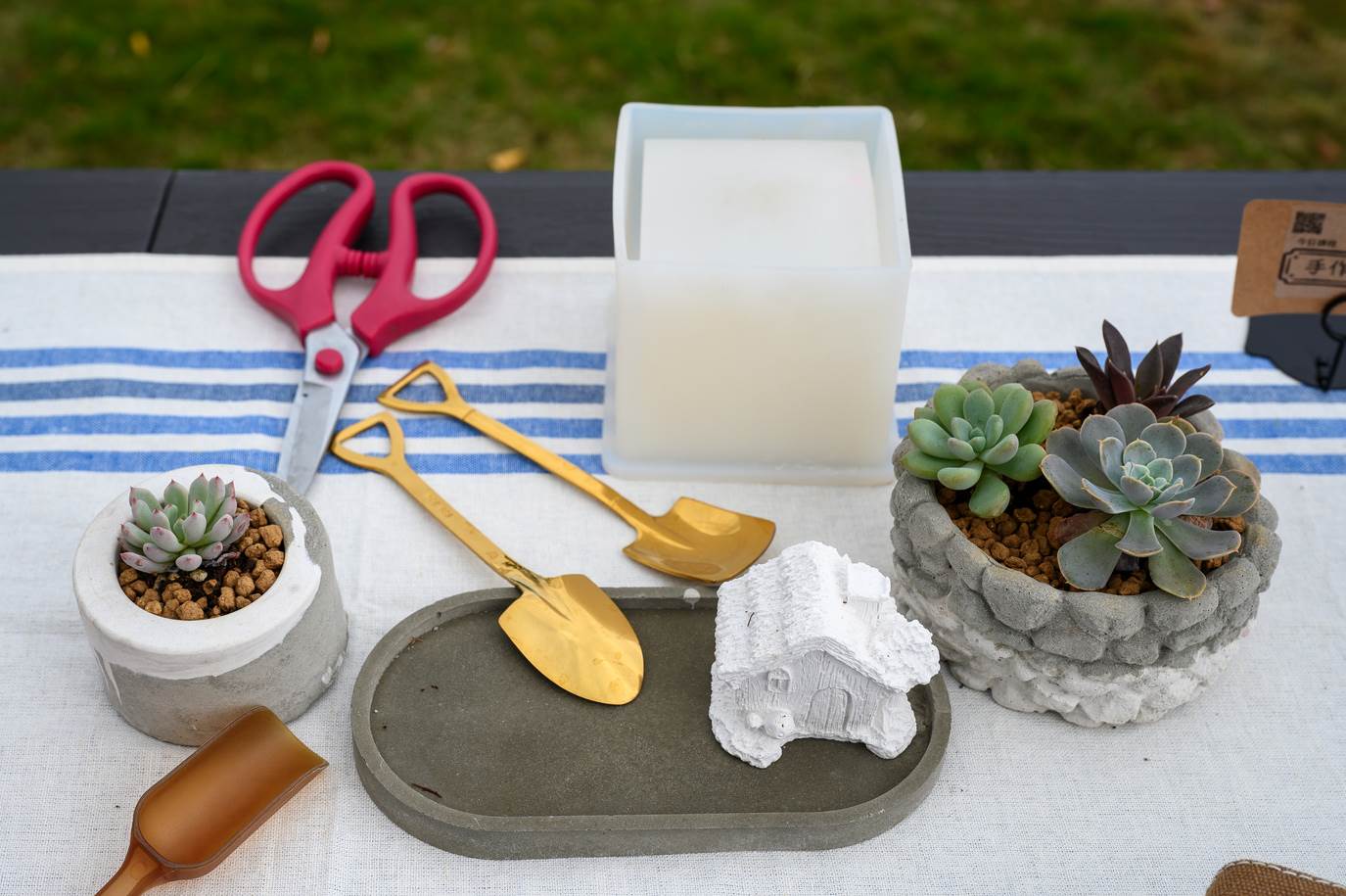 商號主人吳聲昌夫婦把自己的喜歡種花草的興趣結合的DIY水泥小盆栽。