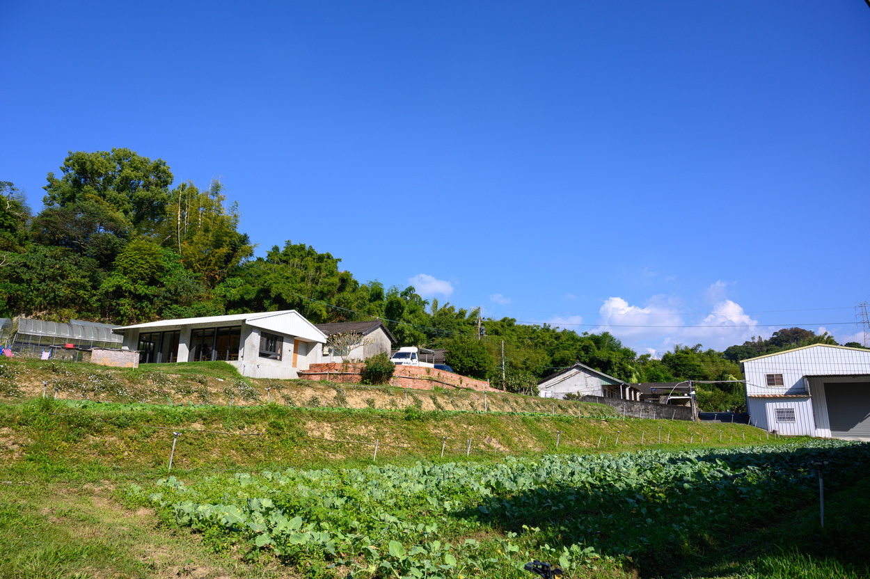 農場位在東勢山中丘陵地，一年可生產將近40種作物。