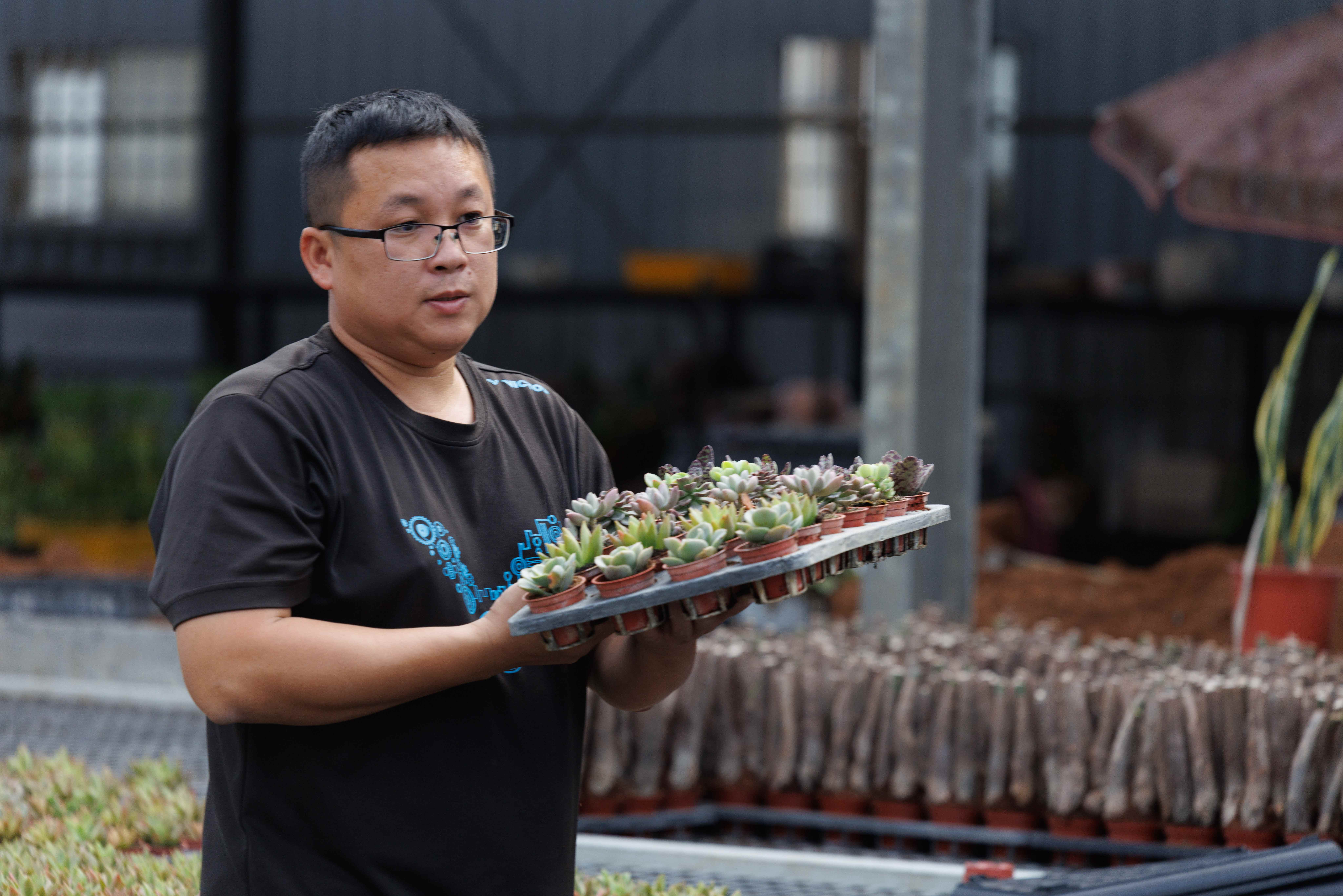 周家盛接班後，親力親為照顧每一盆植物。