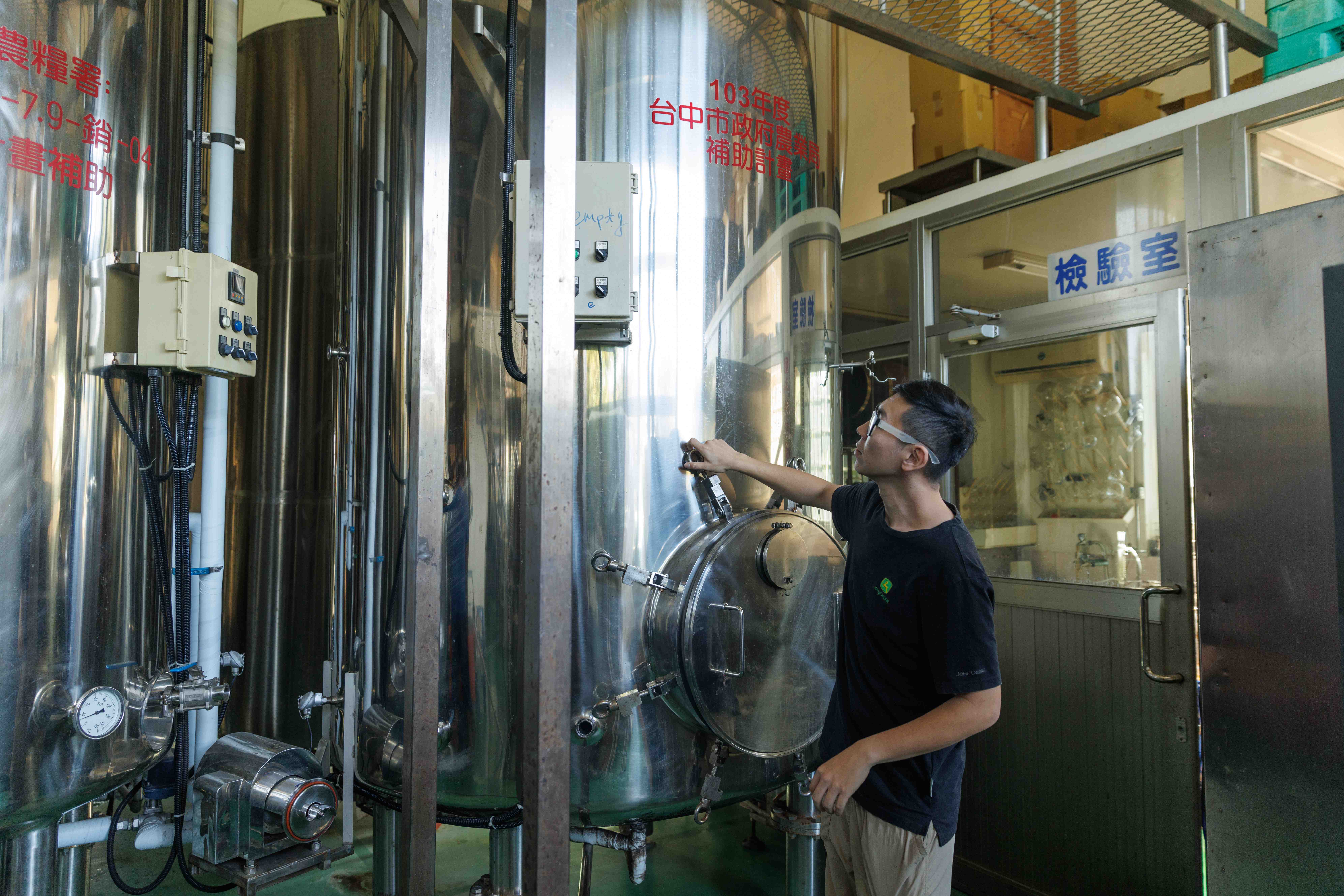 園區內安排了完整動線，走入工廠認識專業釀酒廠房、儲酒區與葡萄棚設施。