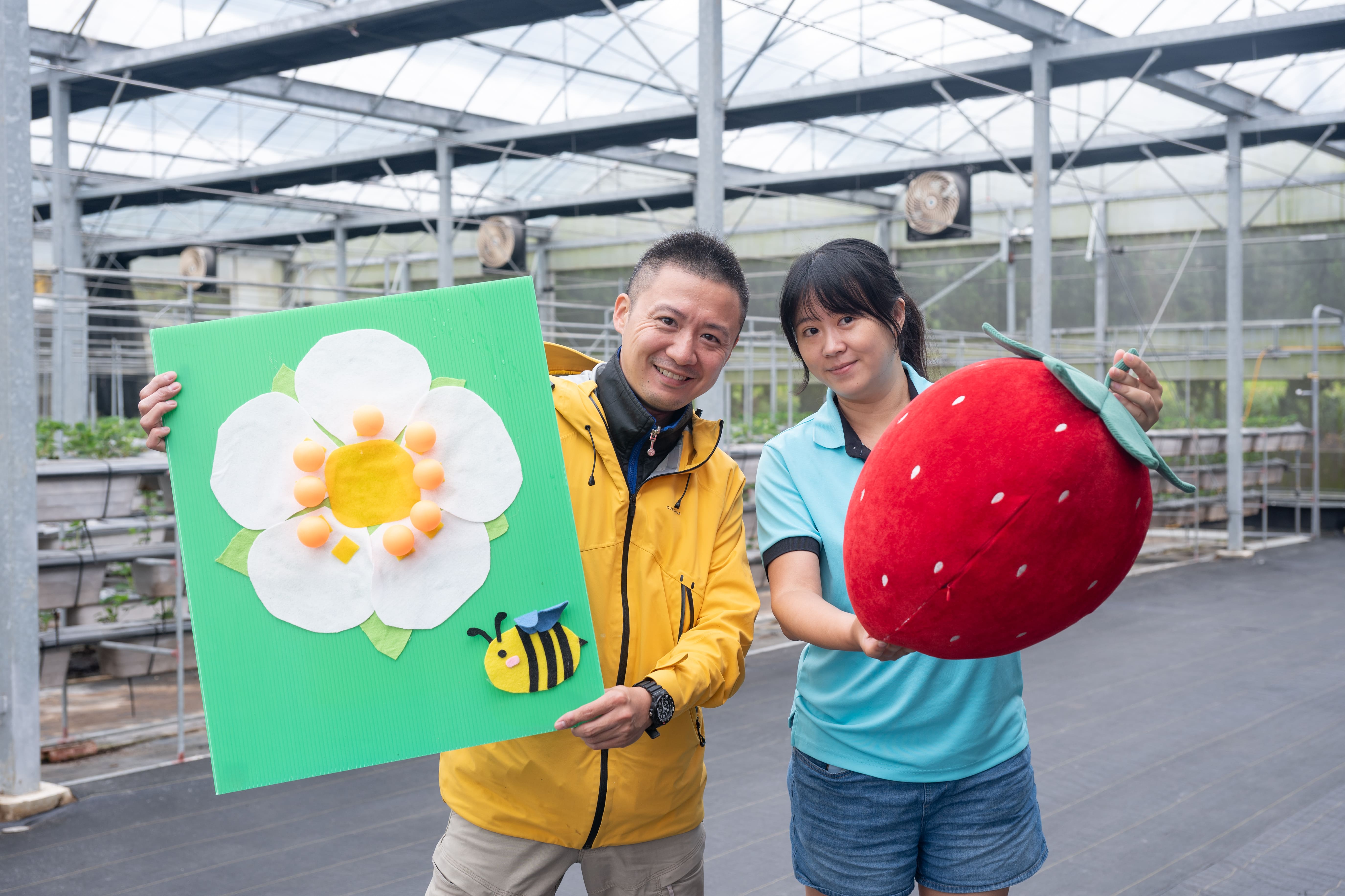 夫妻倆人自製的草莓知識教具，透過遊戲學習草莓相關知識，是很有趣的農遊體驗。