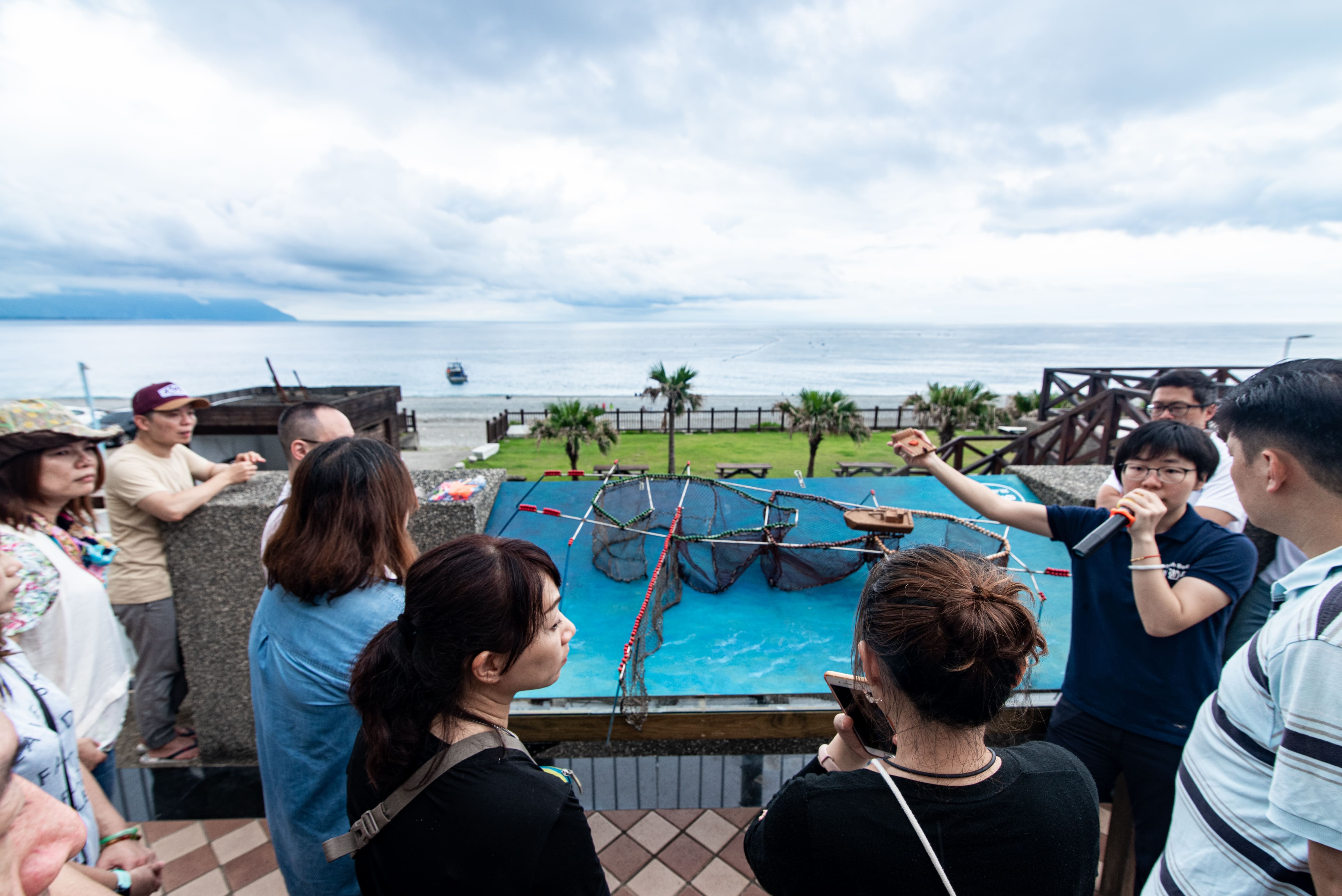 透過模型與海上的定置網對照解說，每張定置網由設網、下網到網具的使用，都有其邏輯，依照水深、潮流、地形如何設置定置網，正是每個業者的商業機密。(洄游吧食魚體驗館提供)