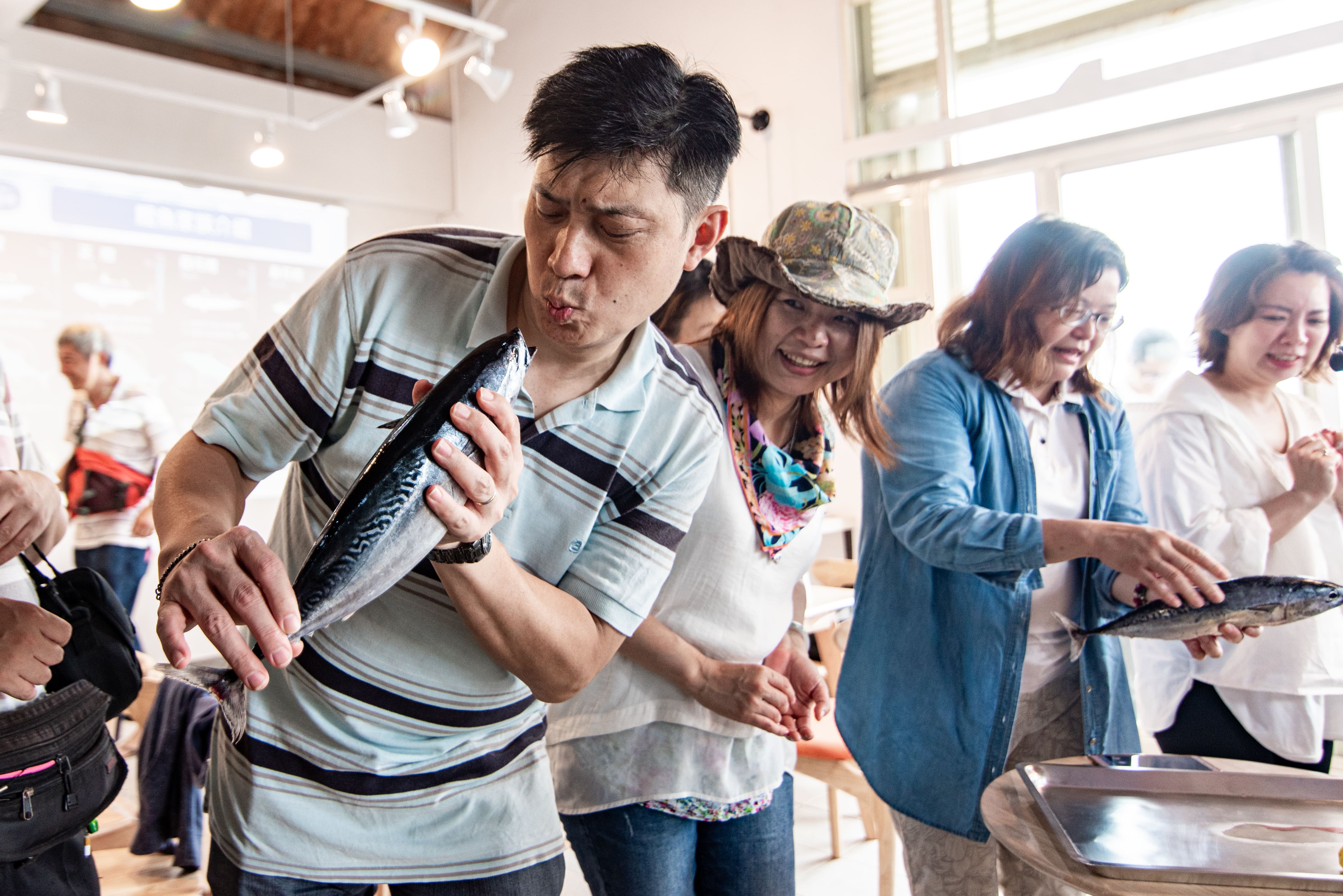 大家親手觸摸當季魚，總能激發趣味。(洄游吧食魚體驗館提供)