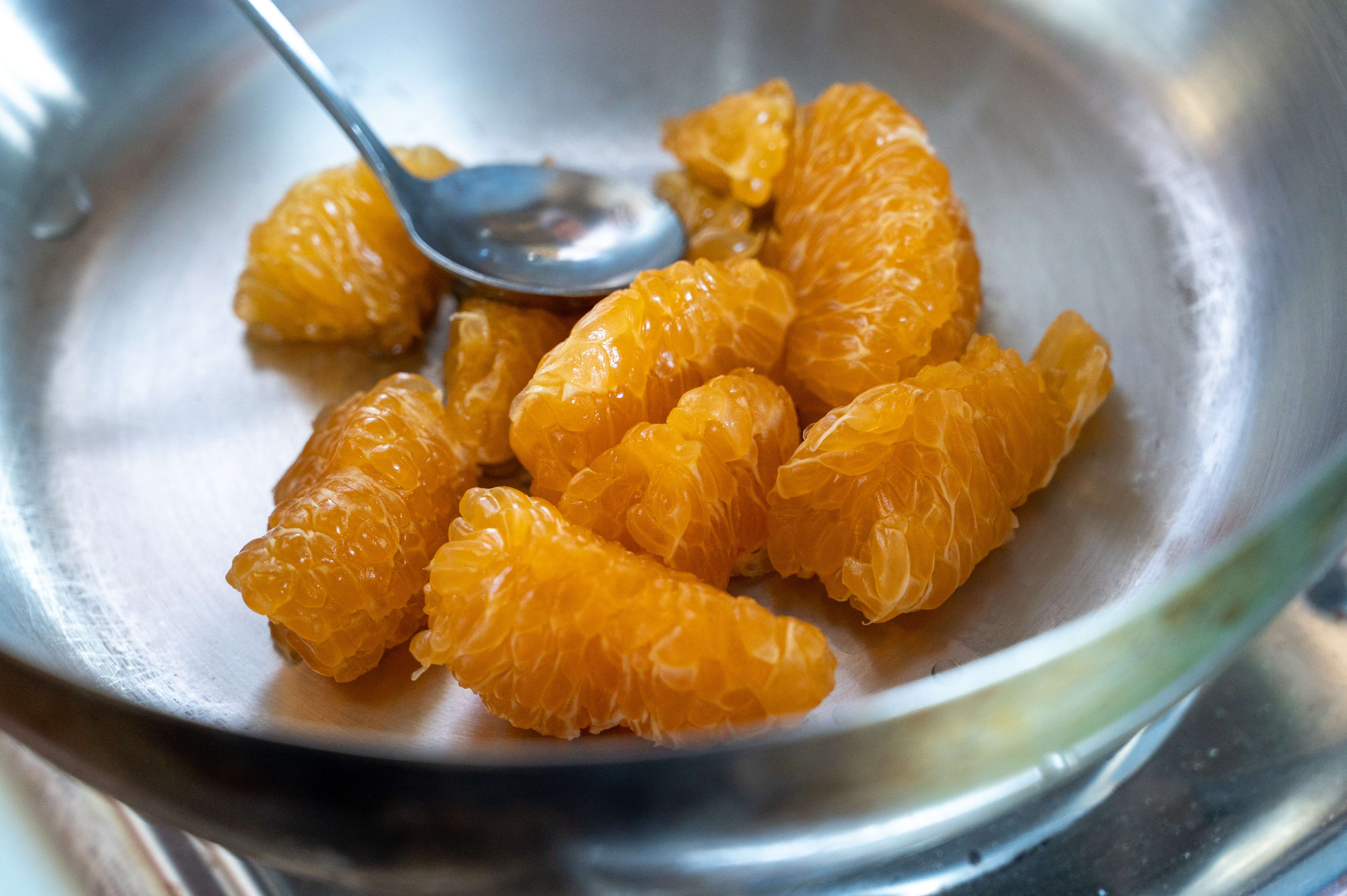 製作果醬用的橘子，要把纖維跟種籽都去除。