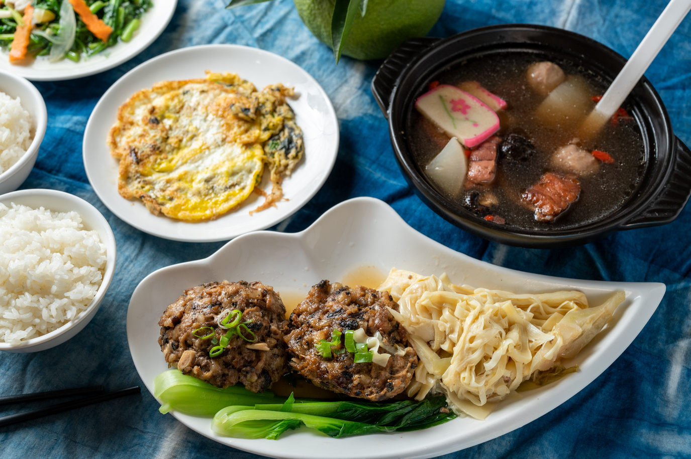 古早味農家菜：梅干肉丸、香椿煎蛋與老菜脯排骨湯。