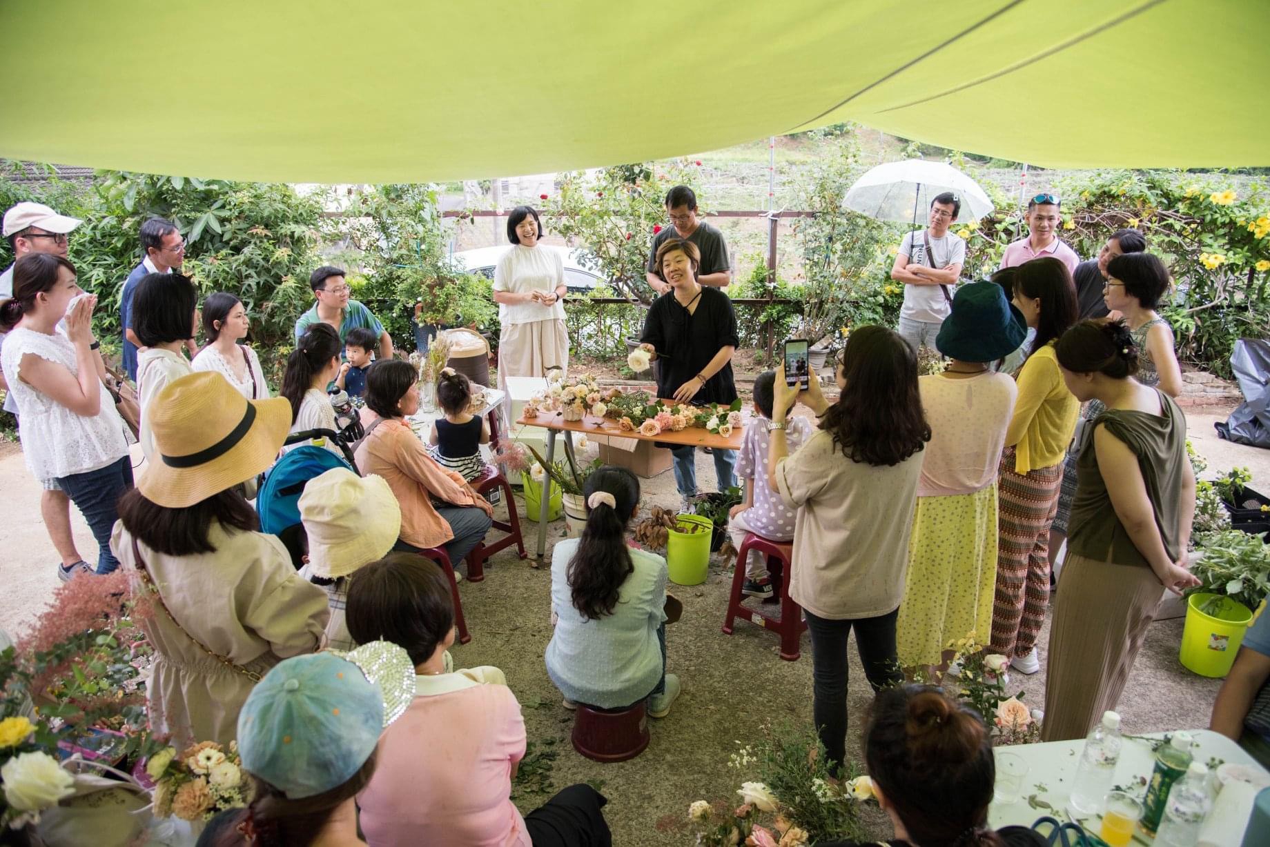 園區不定期舉辦花藝體驗課程，民眾圍繞在桌邊聽講師示範，親近玫瑰的多種面貌。
