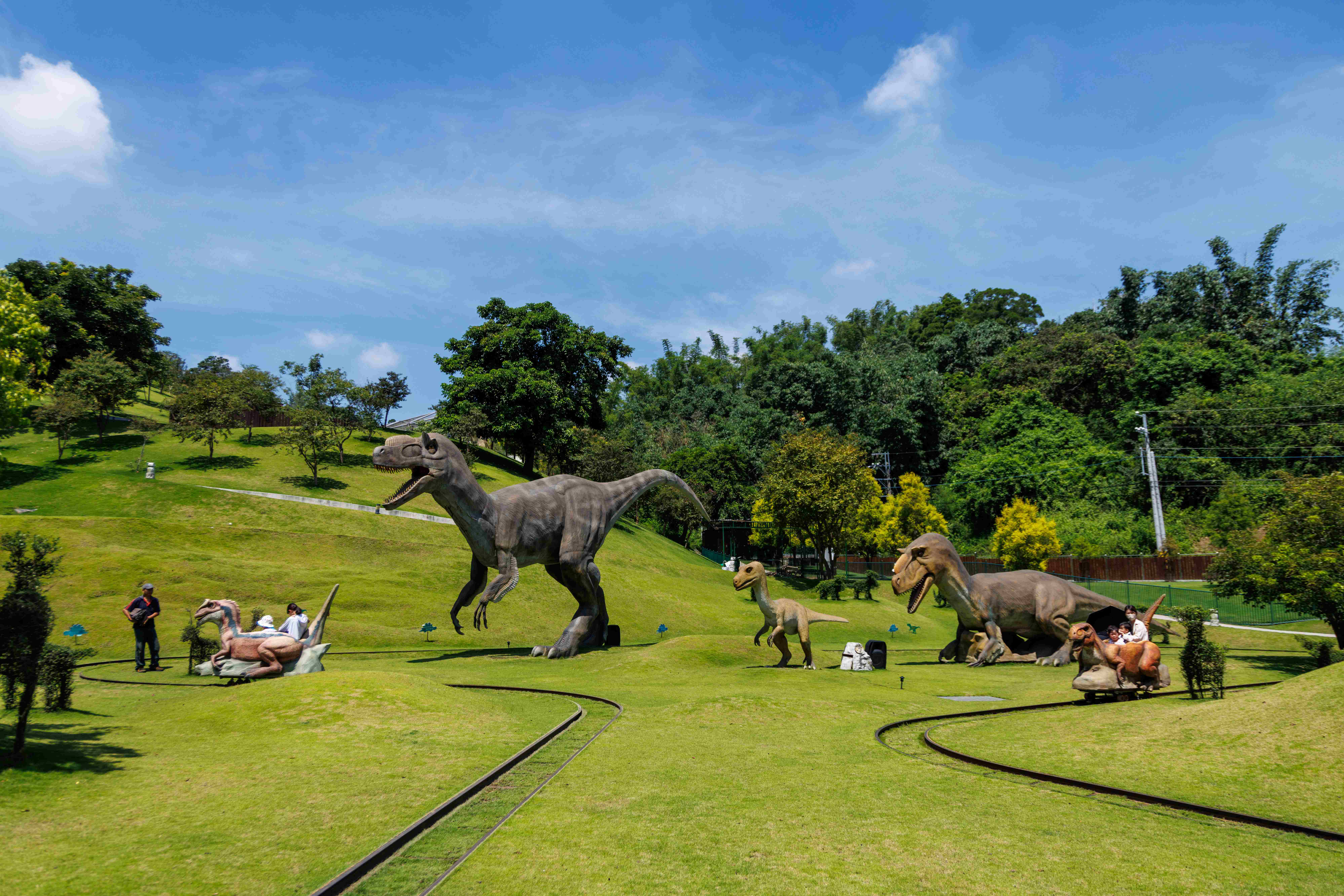 園區內的「恐龍之丘」區域有許多會動的巨大恐龍模型，非常受歡迎。