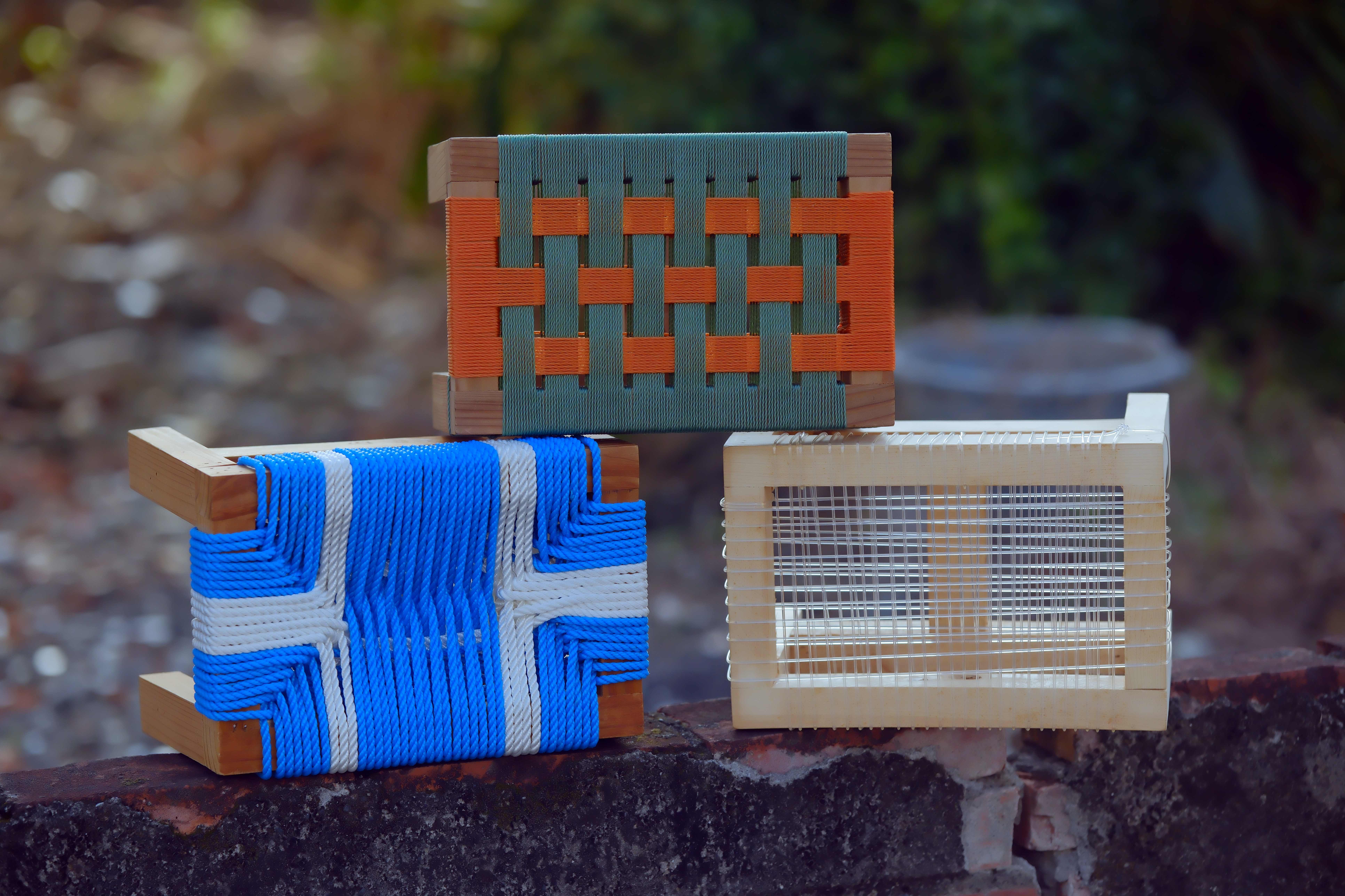 魚線椅是漁村常見的小型家具，過去是由廢棄魚線及木頭角料編織而成。