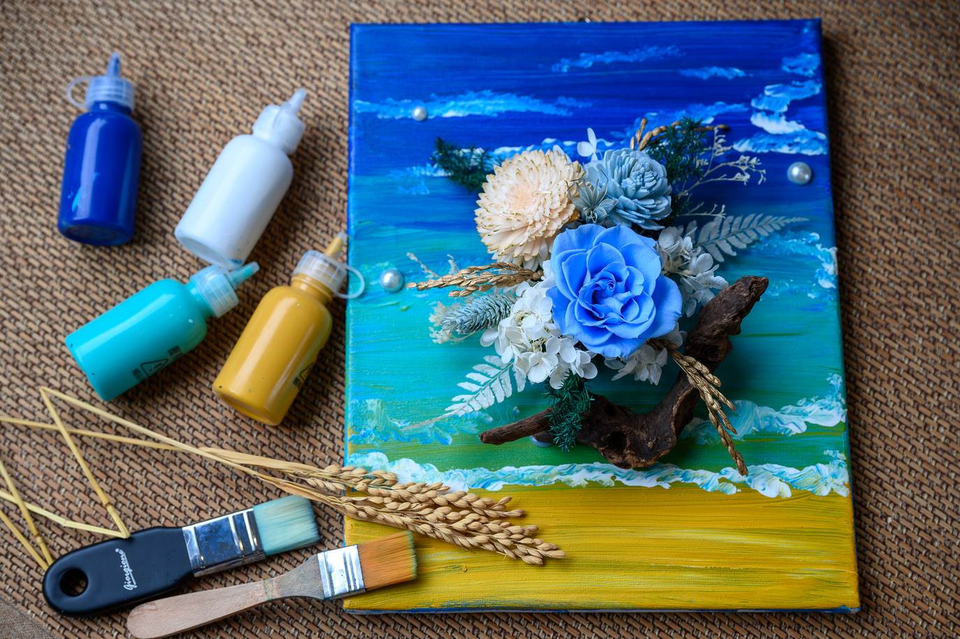 利用稻米、稻穗、稻梗，結合永生花材跟顏料，自己動手做一幅精緻的作品。