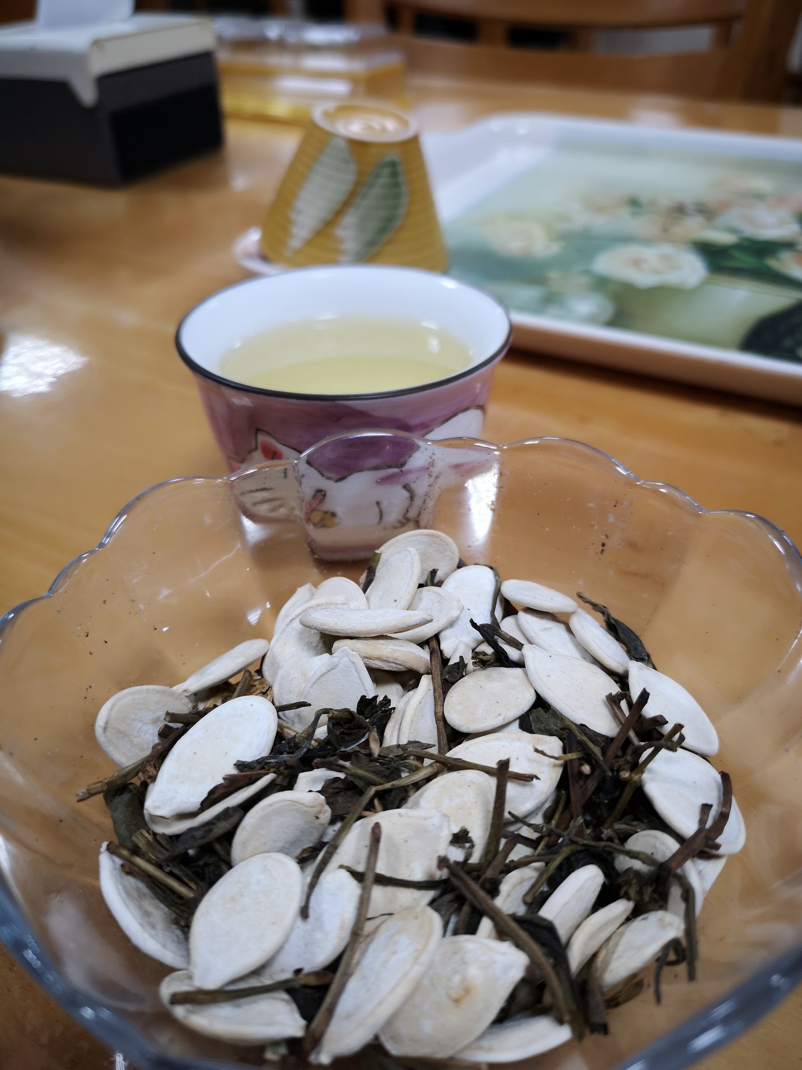 茶燻蛋DIY遊客都會有一壺茶和主人炒製的新鮮茶葉瓜子。