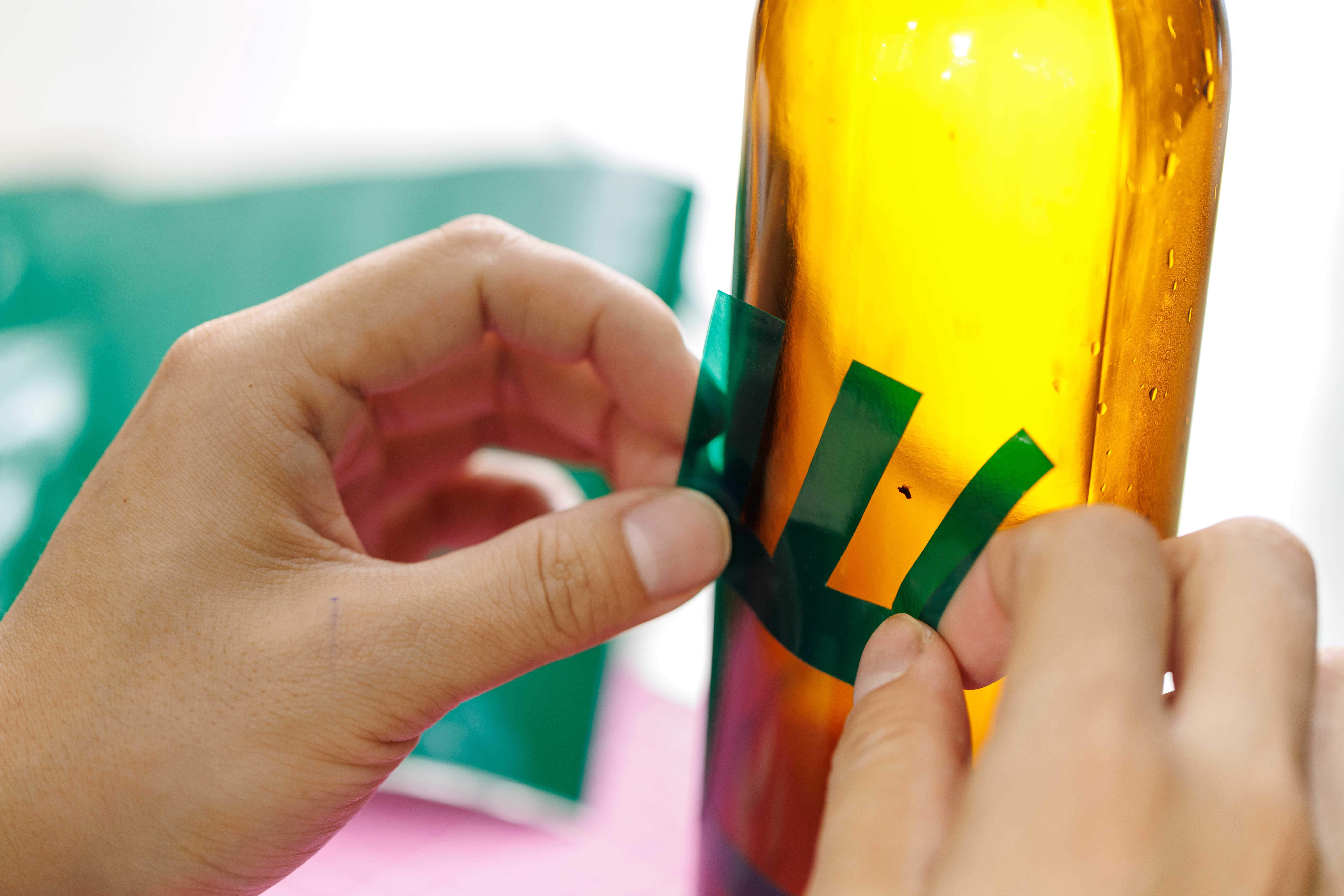 利用酒瓶製作的創意小夜燈，有特色也實用的小物，十分有紀念價值。