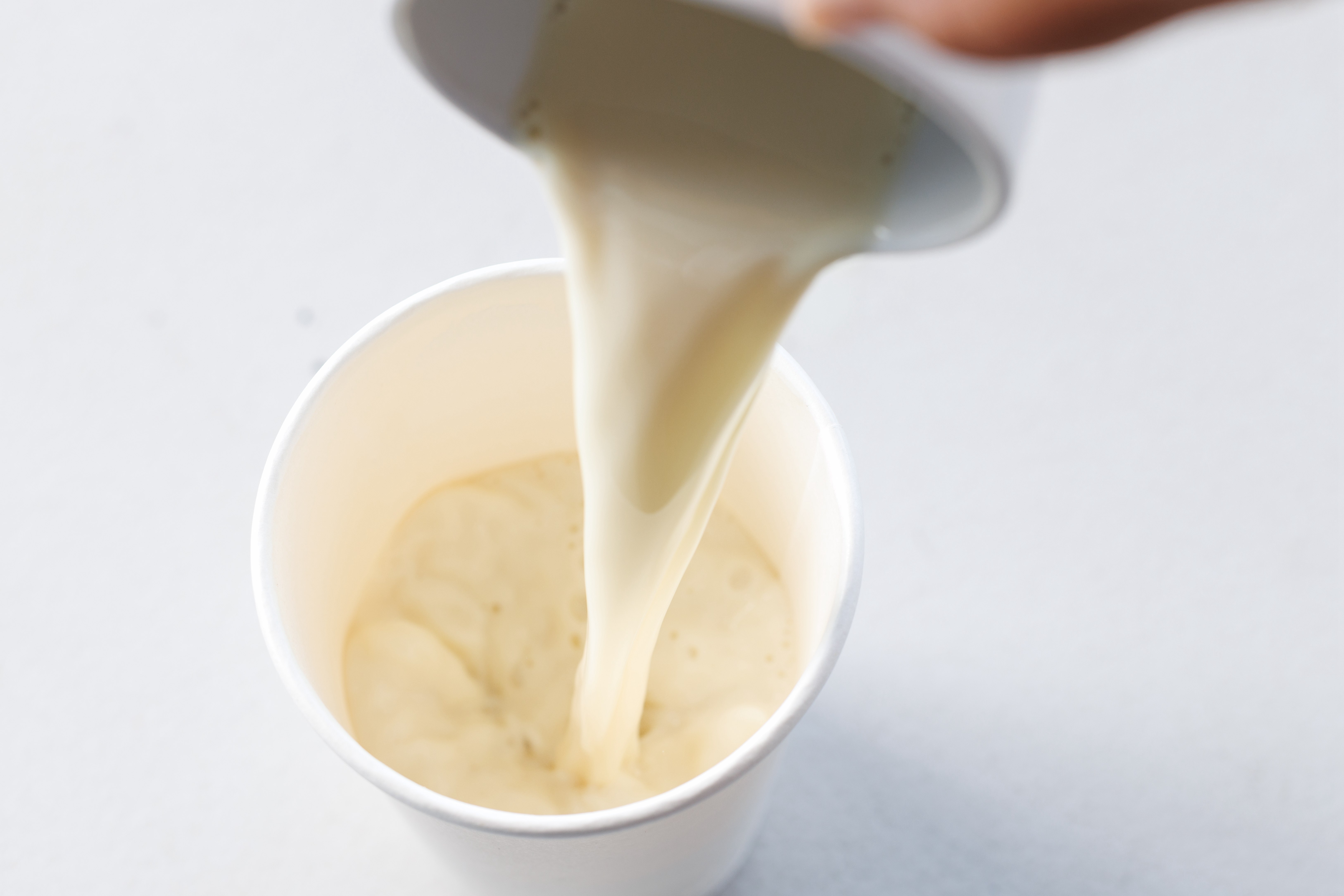 熟石膏衝入熬煮好的豆漿，遊客可以體驗豆花DIY的樂趣。