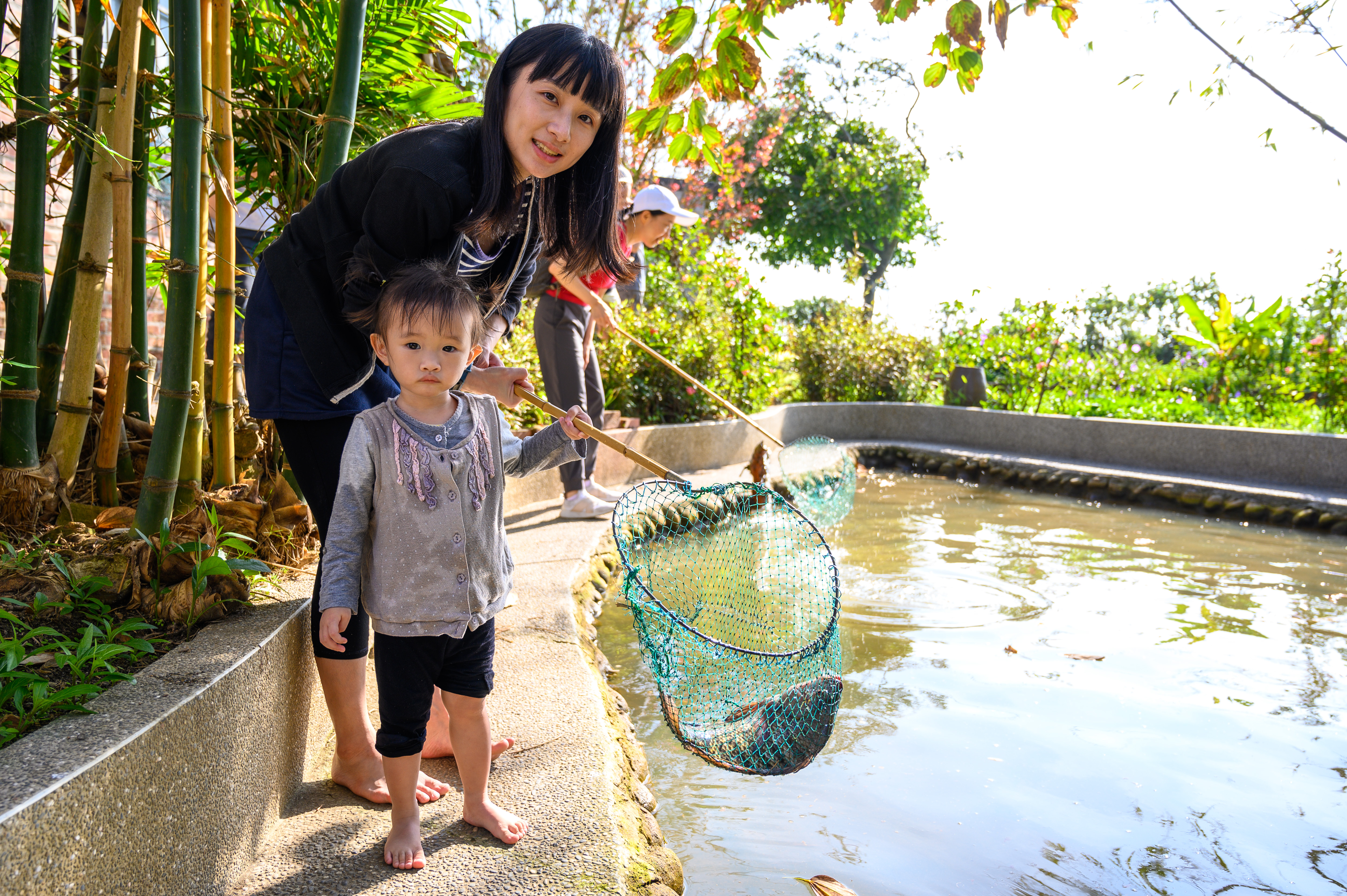 來這邊第一件事就是撈一條活水湧泉飼養的台灣鯛來烤。