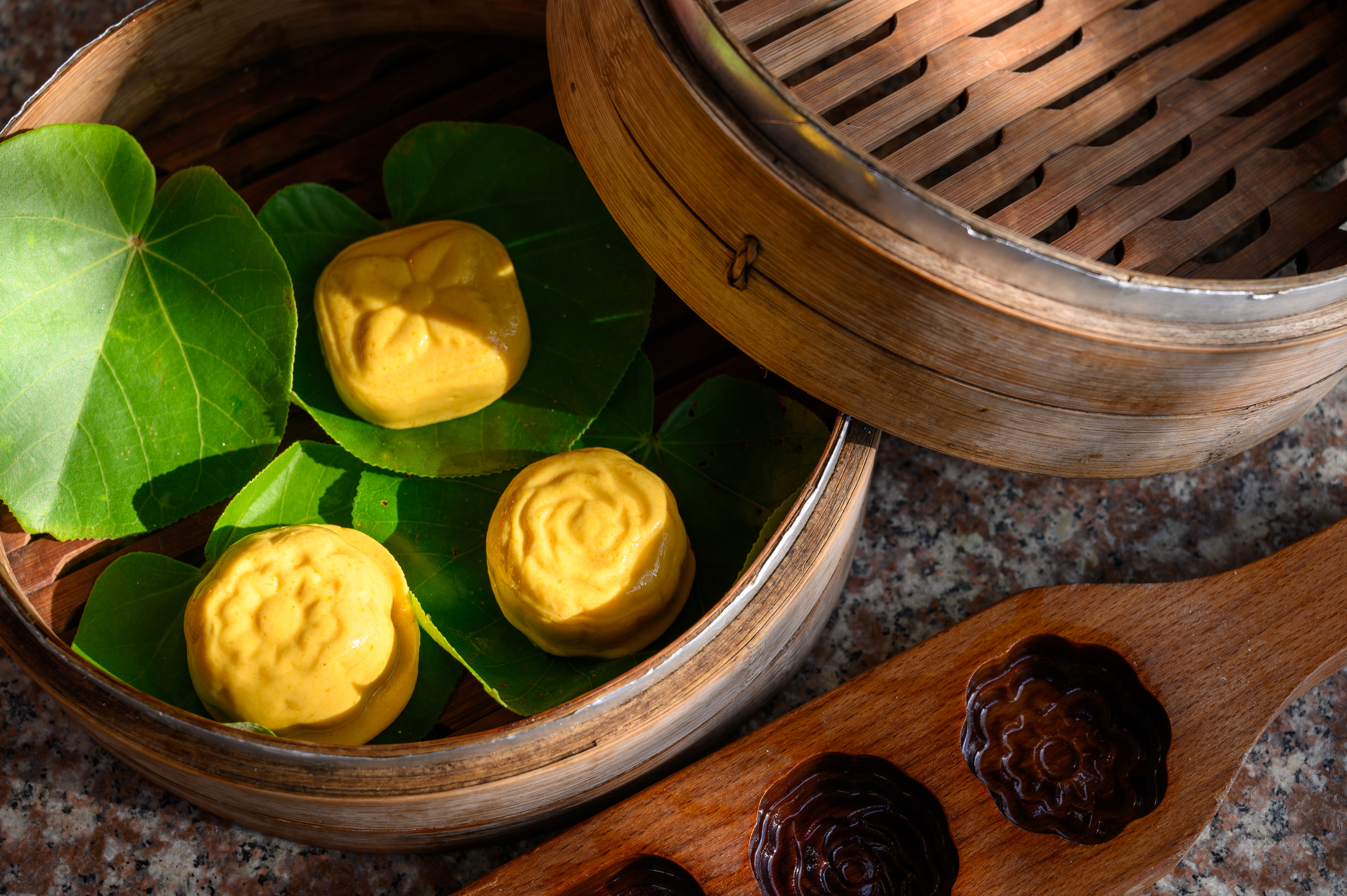 DIY做粿也是很受歡迎的體驗活動，用粿模印好的粿，準備進蒸籠。