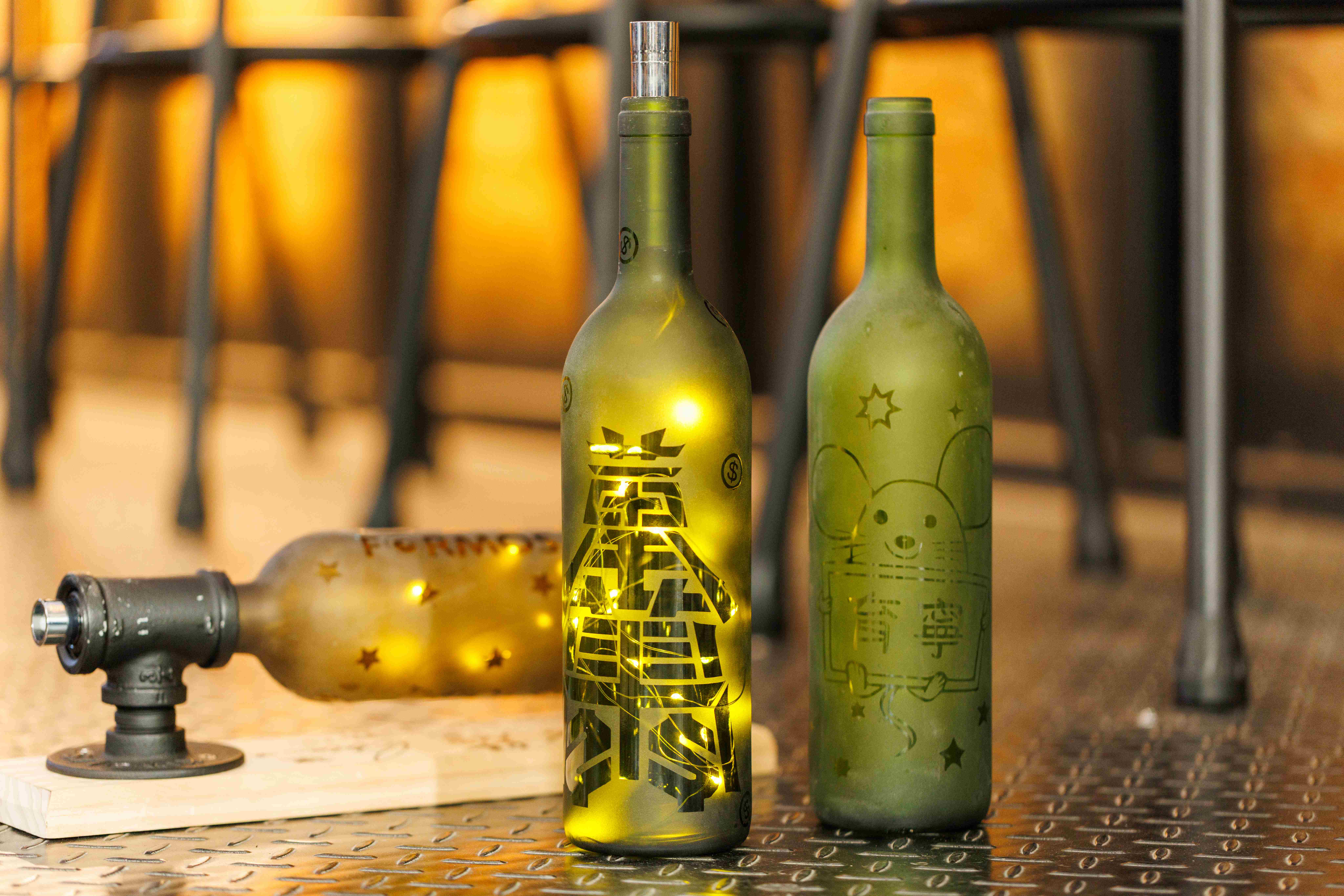 利用酒瓶製作的創意小夜燈，有特色也實用的小物，十分有紀念價值。