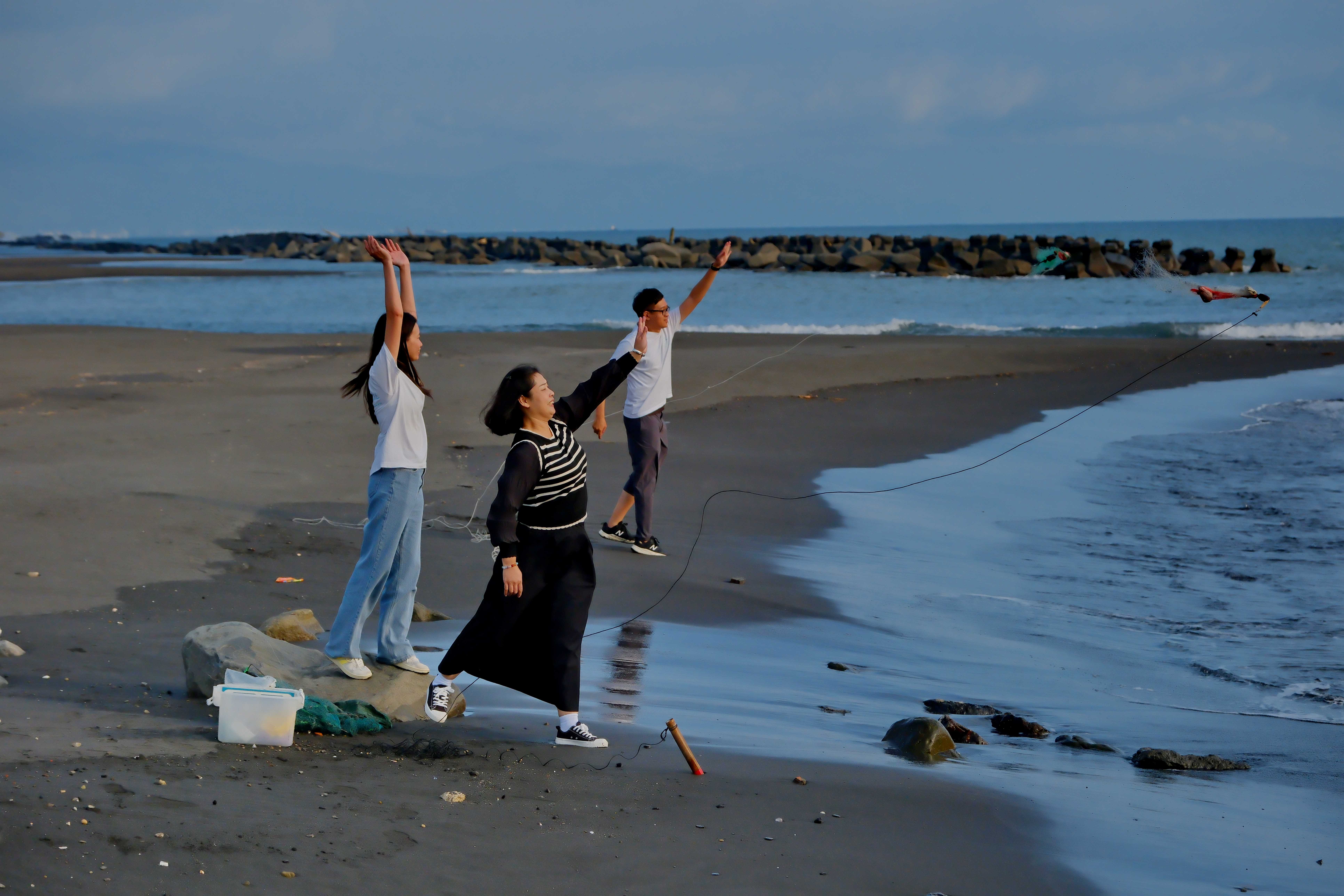 月牙灣釣沙蟹，是帶領遊客親近海邊的遊程。