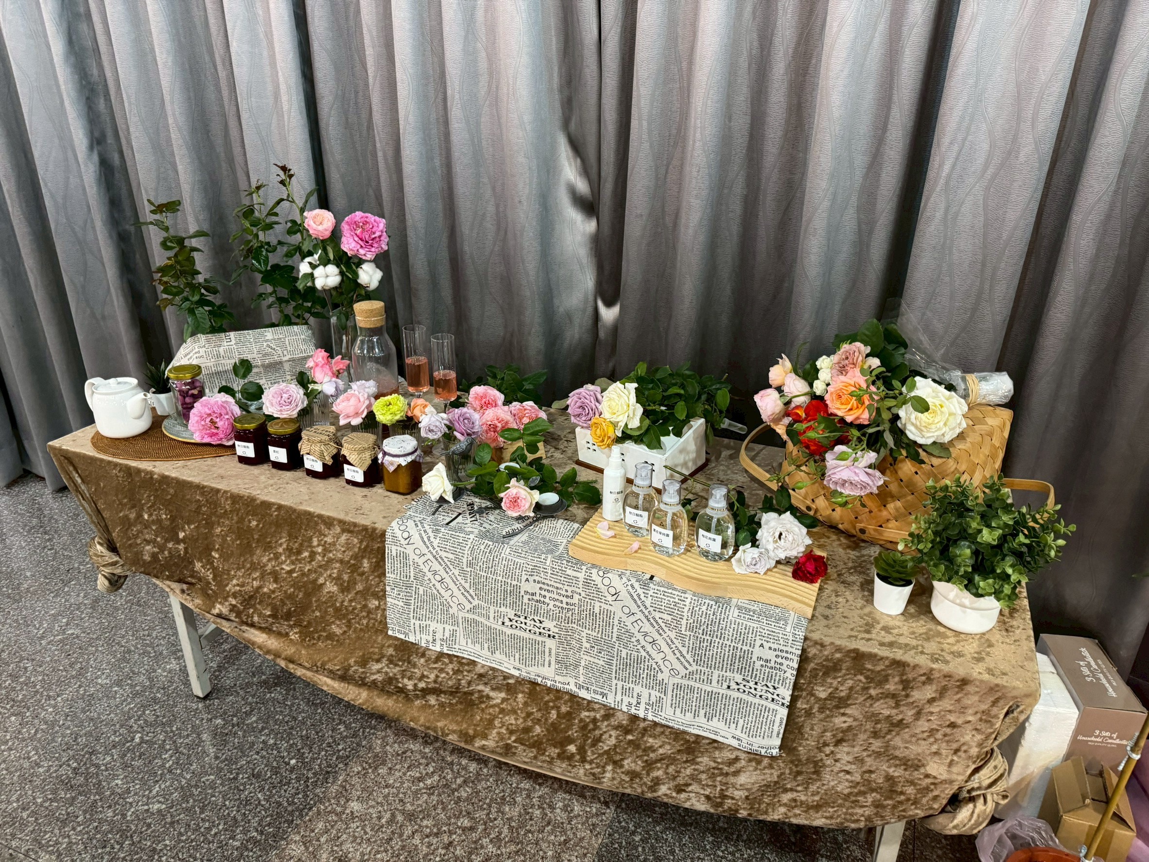 玫瑰從花田走進生活，化成花醬、純露與桌上的每一朵色彩。