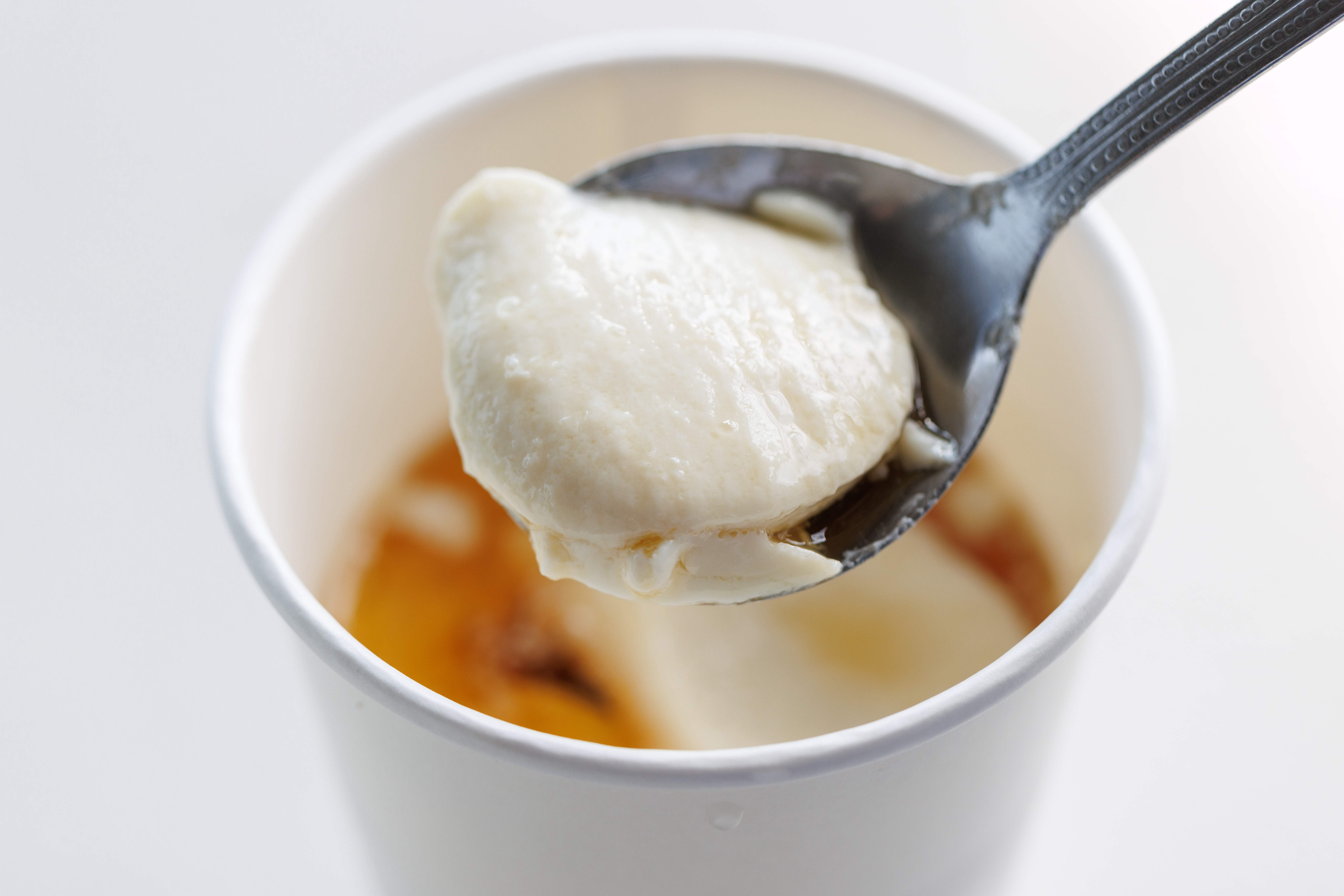 自己做的豆花加入了糖水，吃起來特別香。