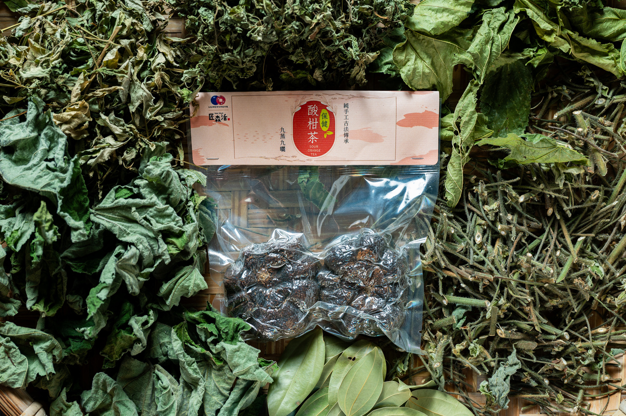 酸柑茶是客家傳統的茶，來這邊也能體驗如何製作。