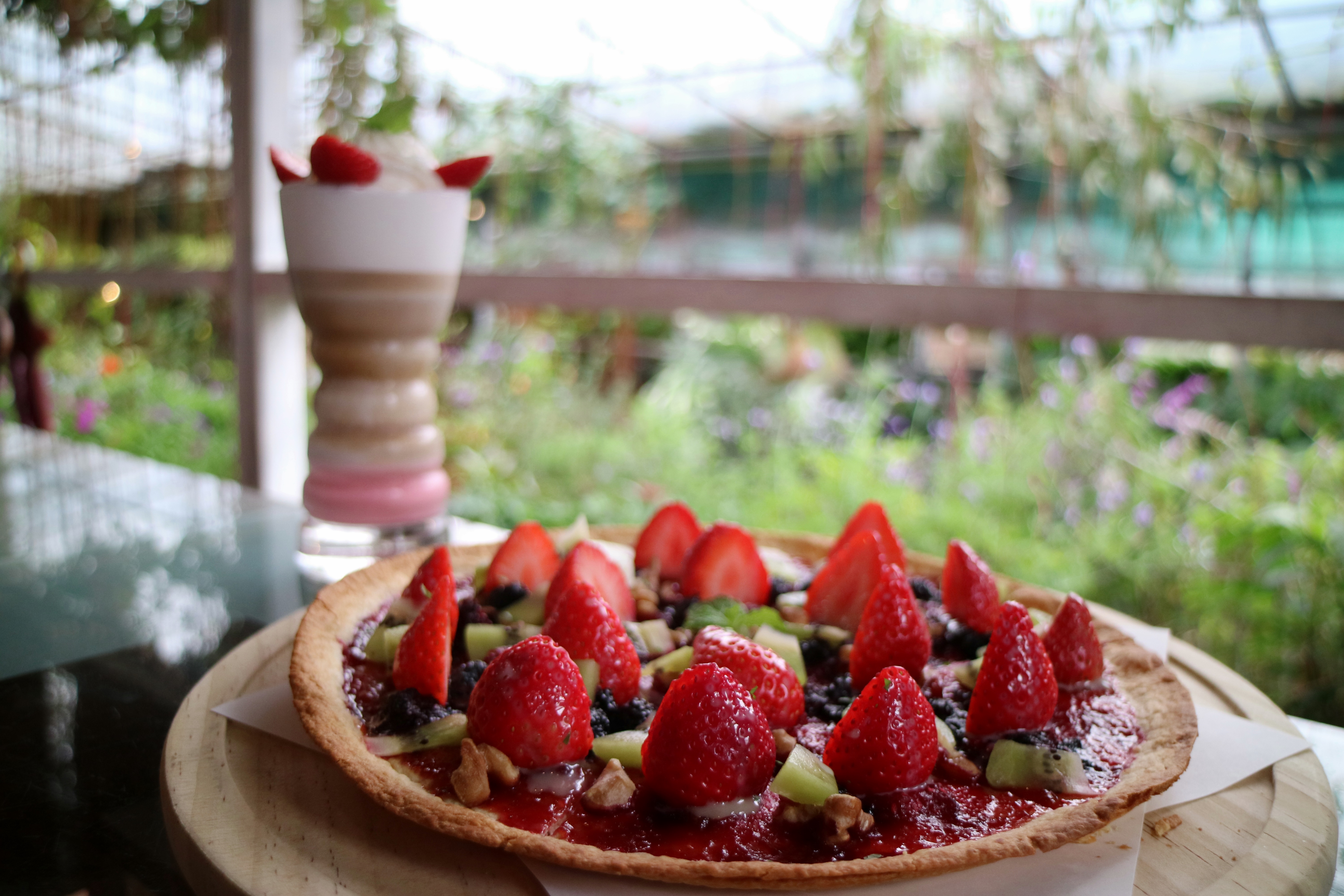 草莓披薩還有各種草莓飲品都超受歡迎。