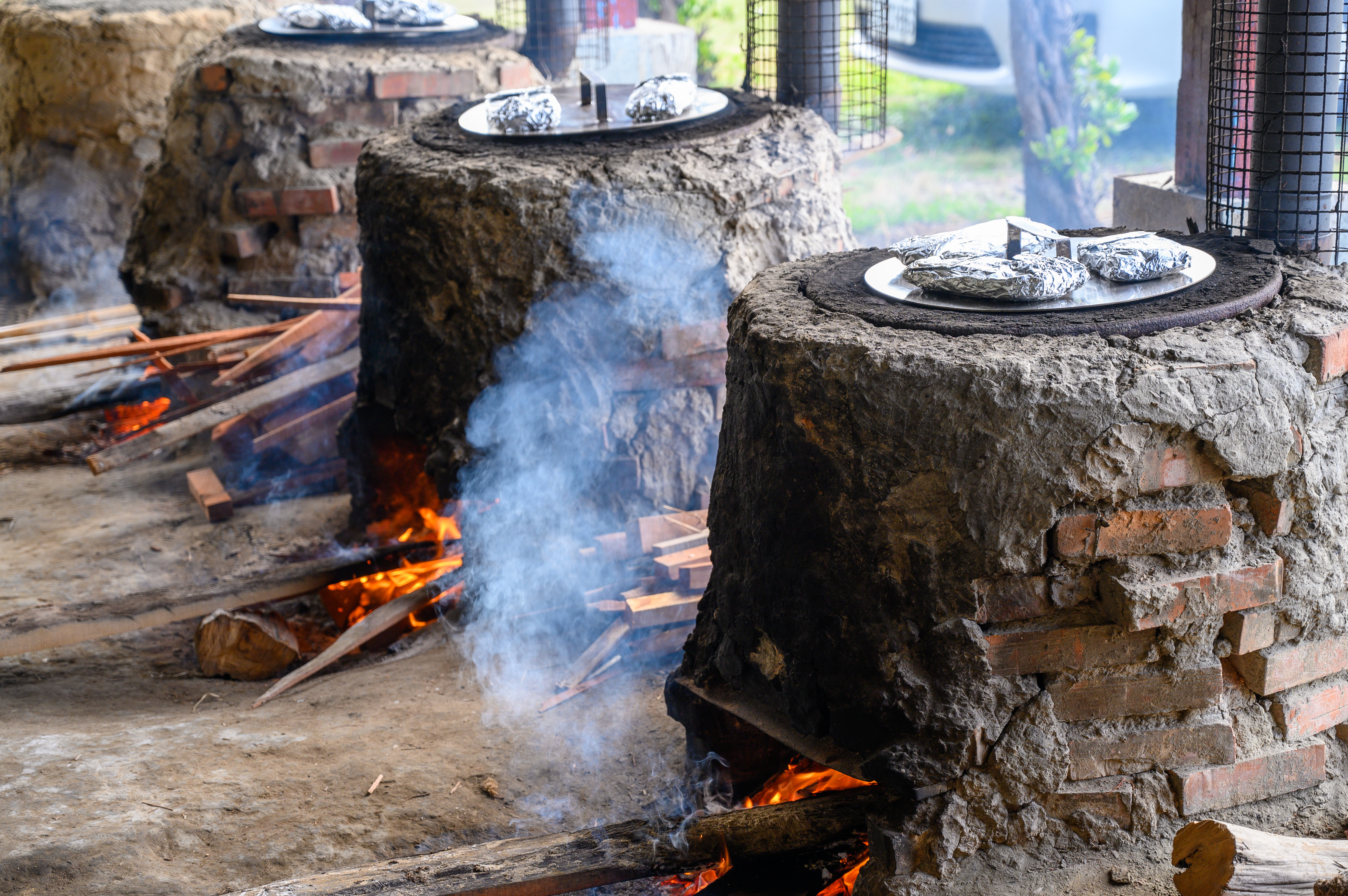 窯裡有焢蕃薯、焢蛋、焢出來的烤雞、香菇竹筍雞湯等，窯口鐵板上則是芋鄉鹹豬肉跟烤魚。