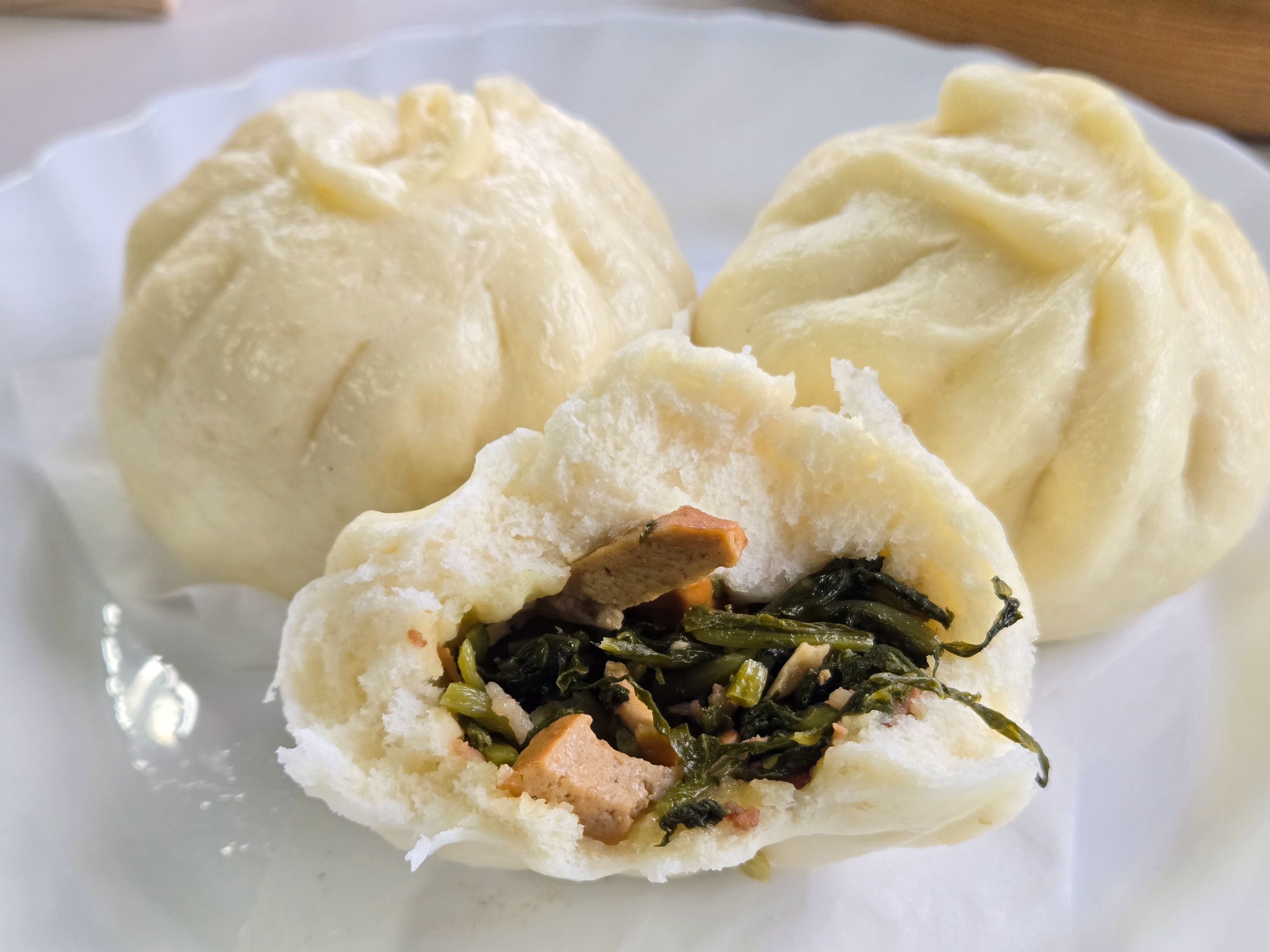 二崎農場自家製作的雪裡紅包子，要先預定。