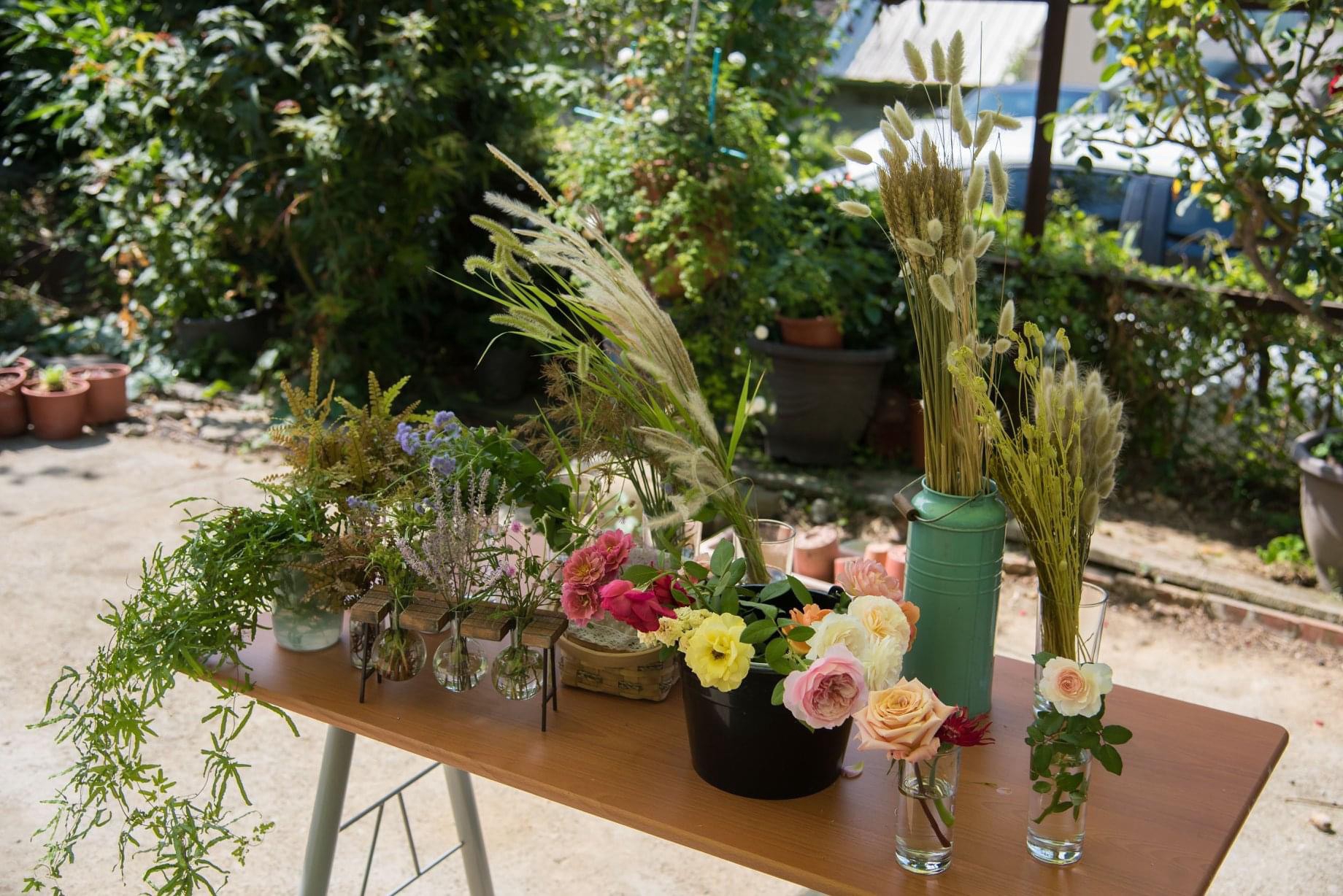 現場提供手綁花體驗，遊客能在講師指導下完成一束專屬花束，是園區受歡迎的活動之一。