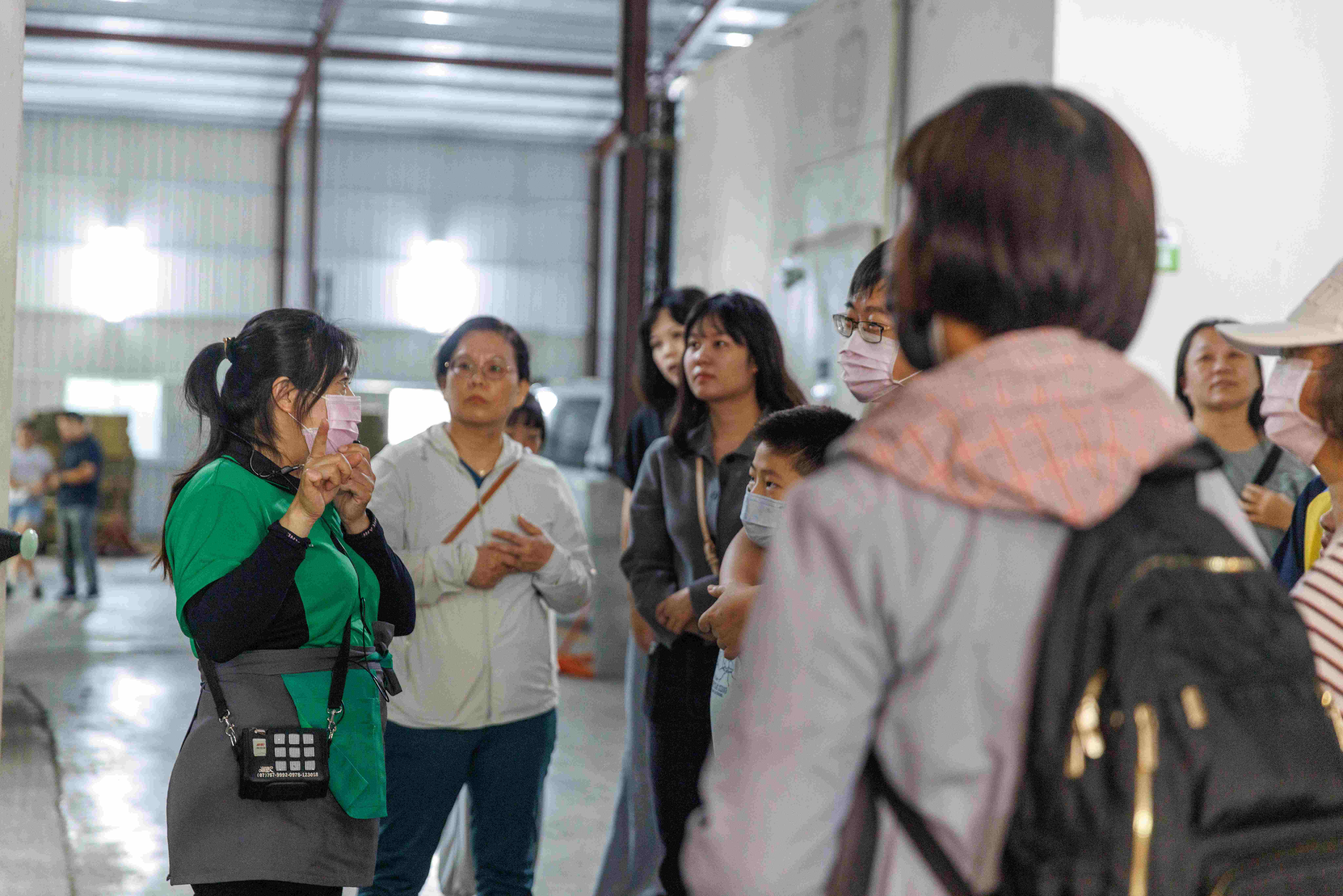 由專人帶領著參觀園區，並介紹各種菇類和生長環境，更深入產地了解菇類的生態