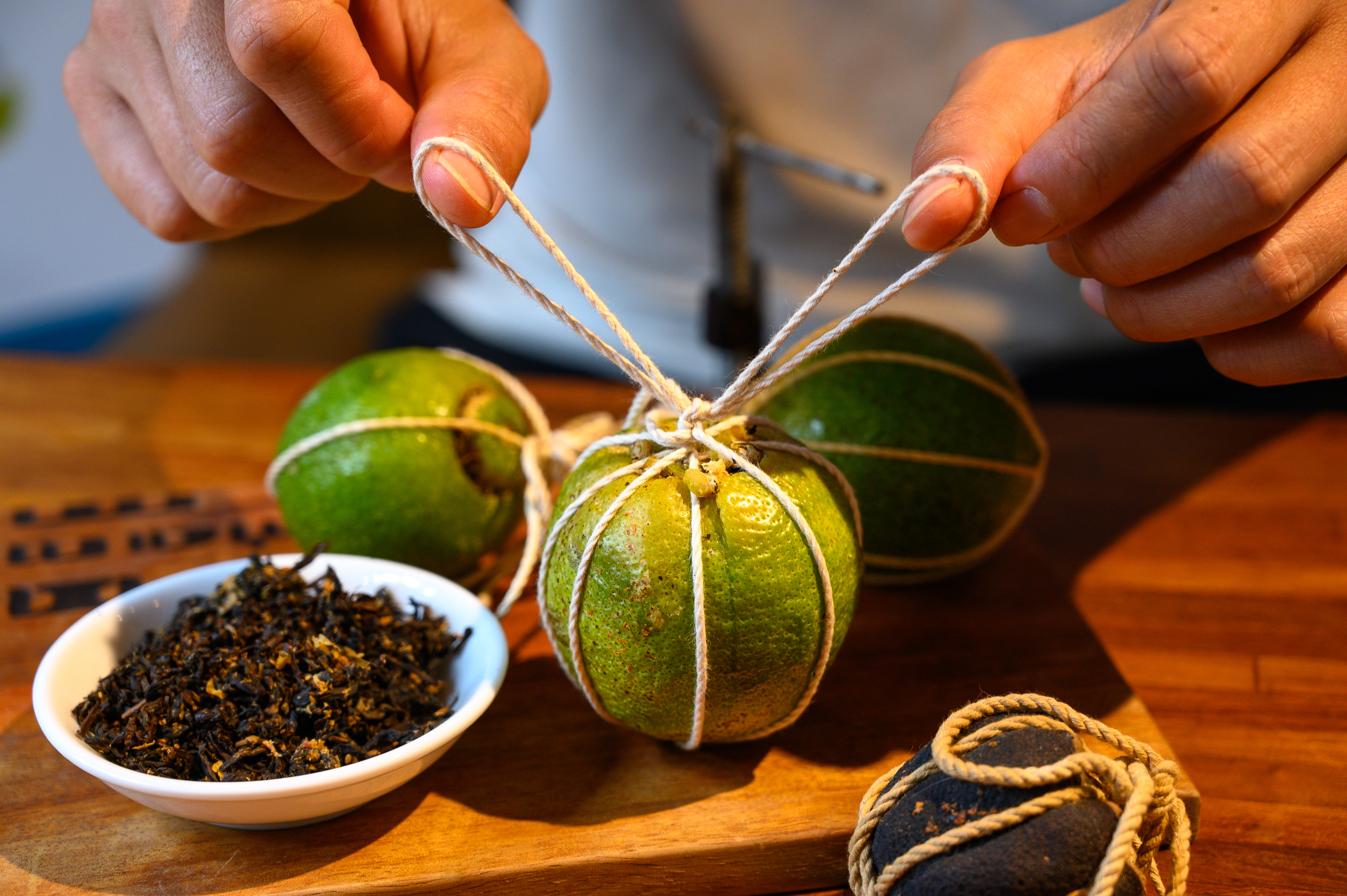 酸柑茶源於客家人勤儉個性，把虎頭柑挖空，塞入茶葉，還要經過多道程序才能完成。