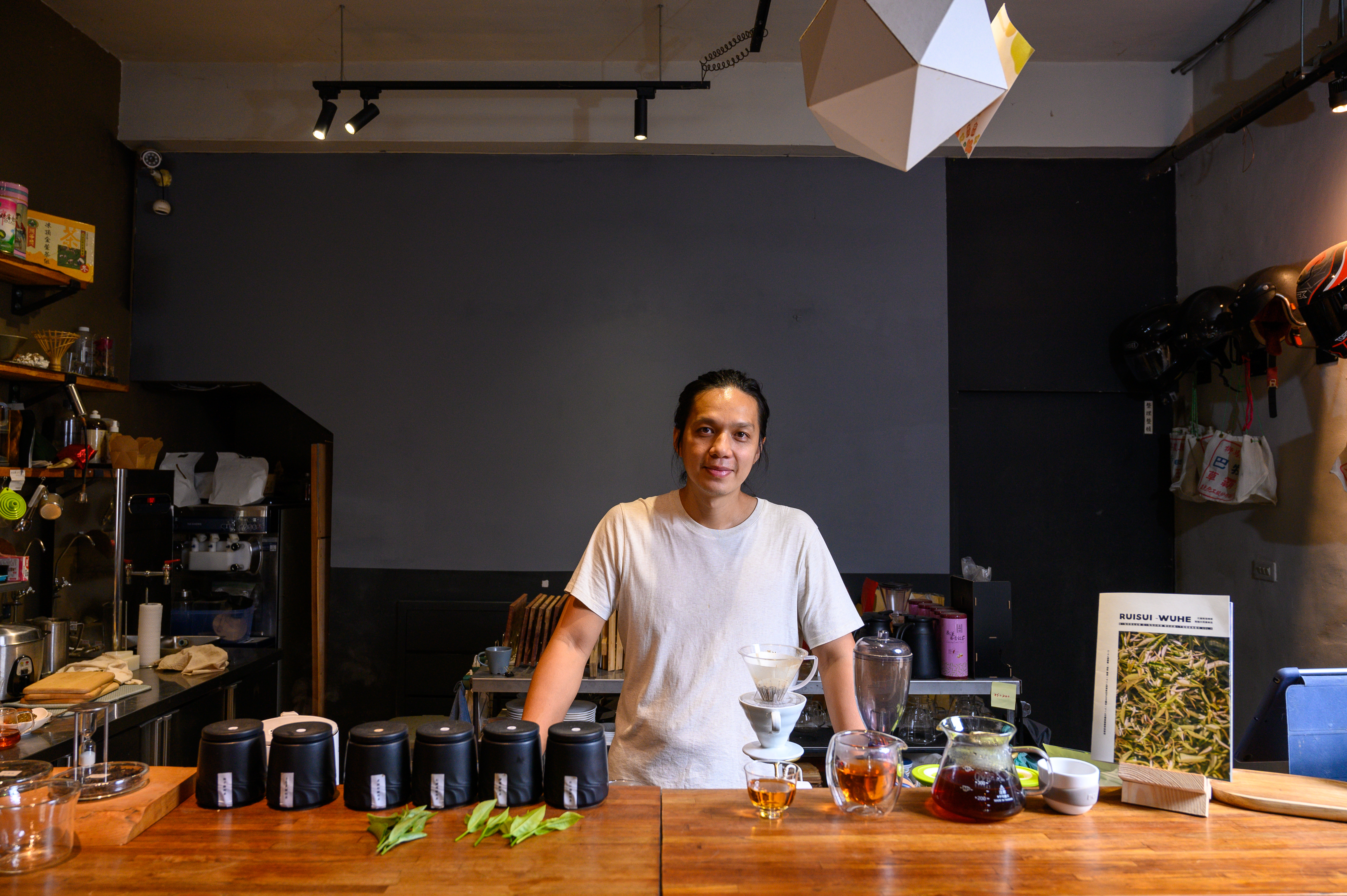 好茶咖啡工作室的主人謝瑋翔，不僅是傳承了自家茶園，更是注入了年輕又不失內蘊的品茗氛圍。