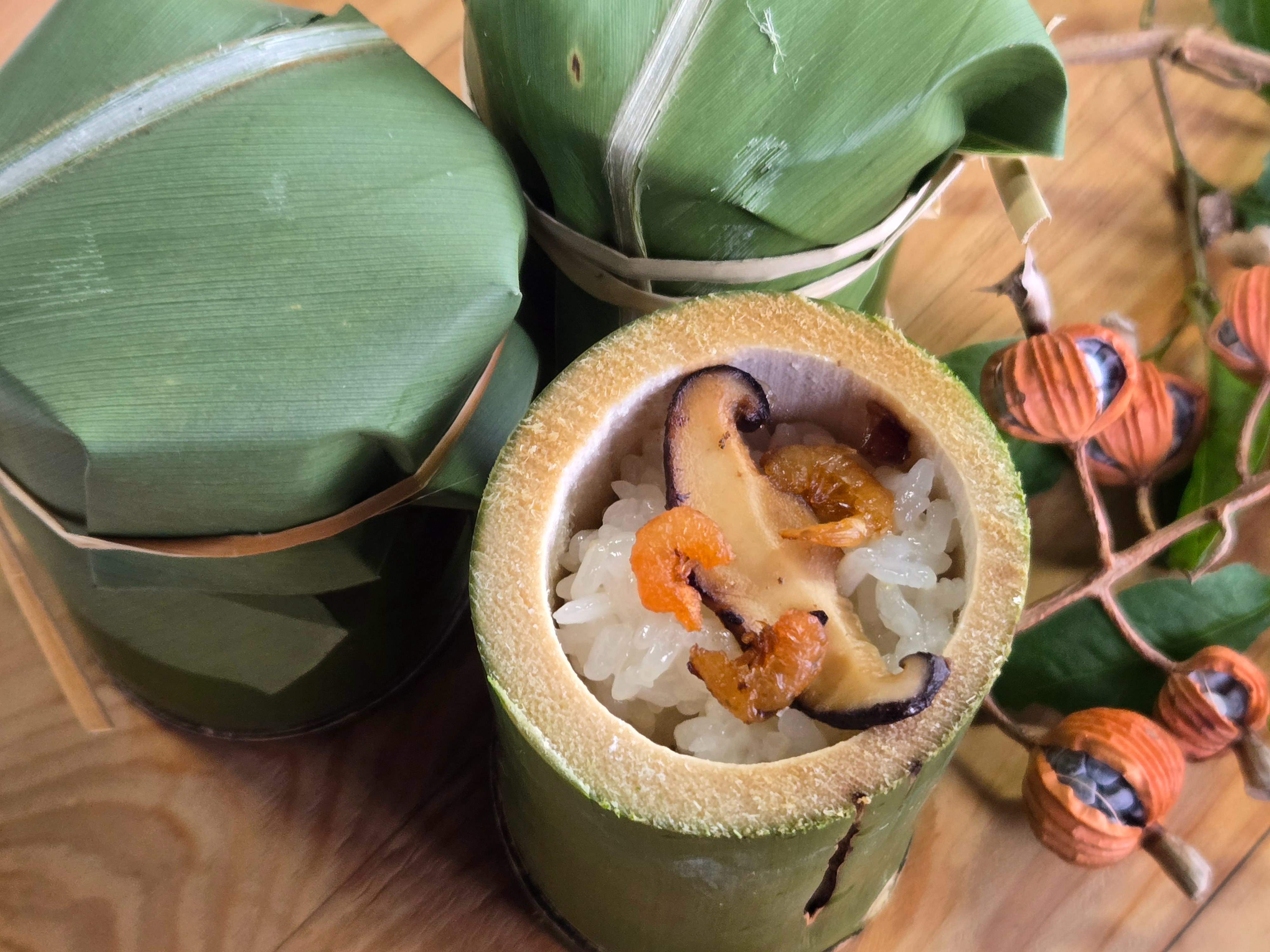 竹筒飯DIY活動，遊客可以親手體驗鋸竹筒、做月桃葉繩子。