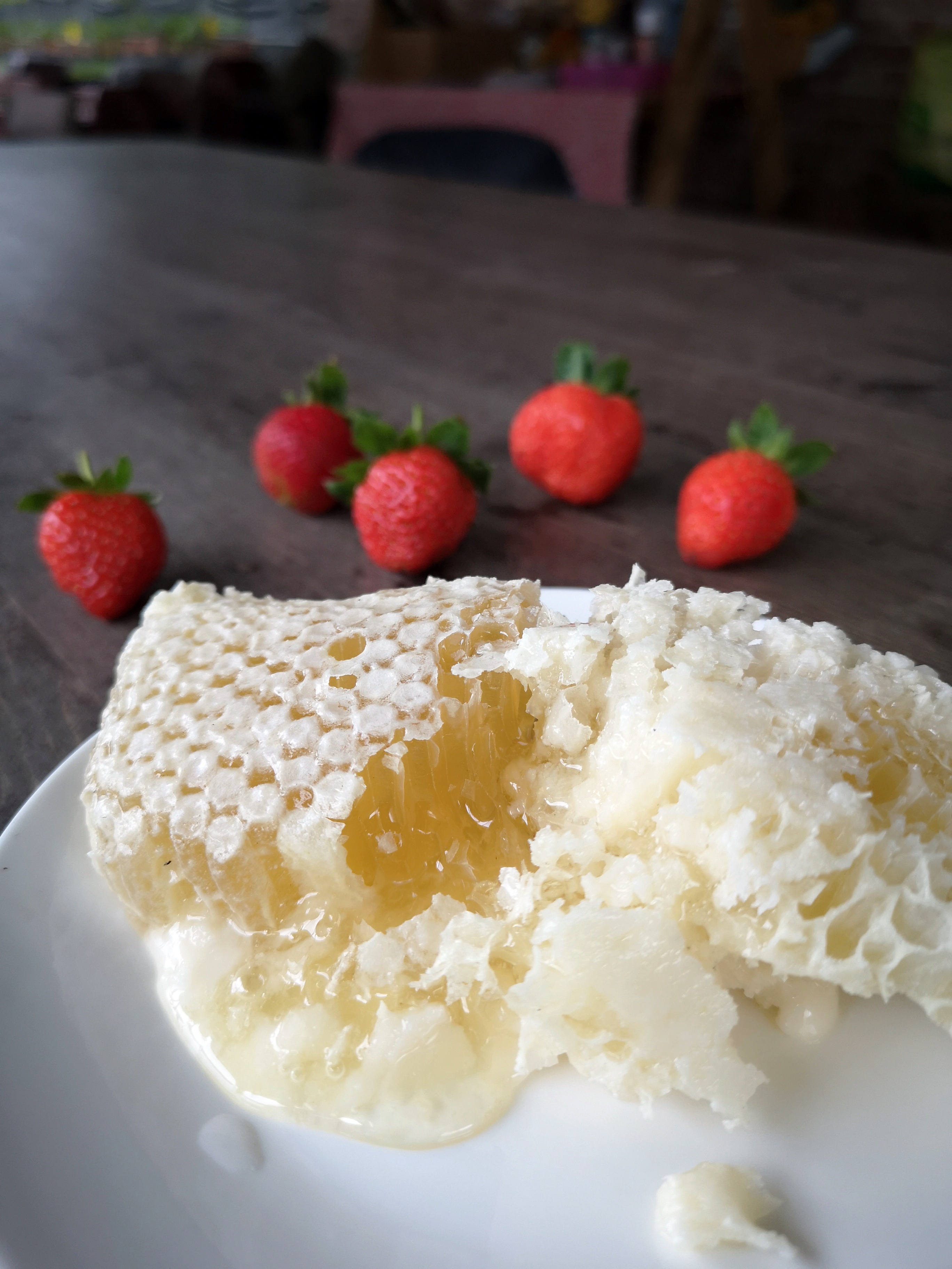 微酸草莓配上帶著蜜的蜂巢，滋味不錯。