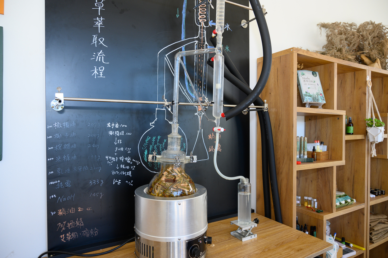 萃取香草植物精油的機器。