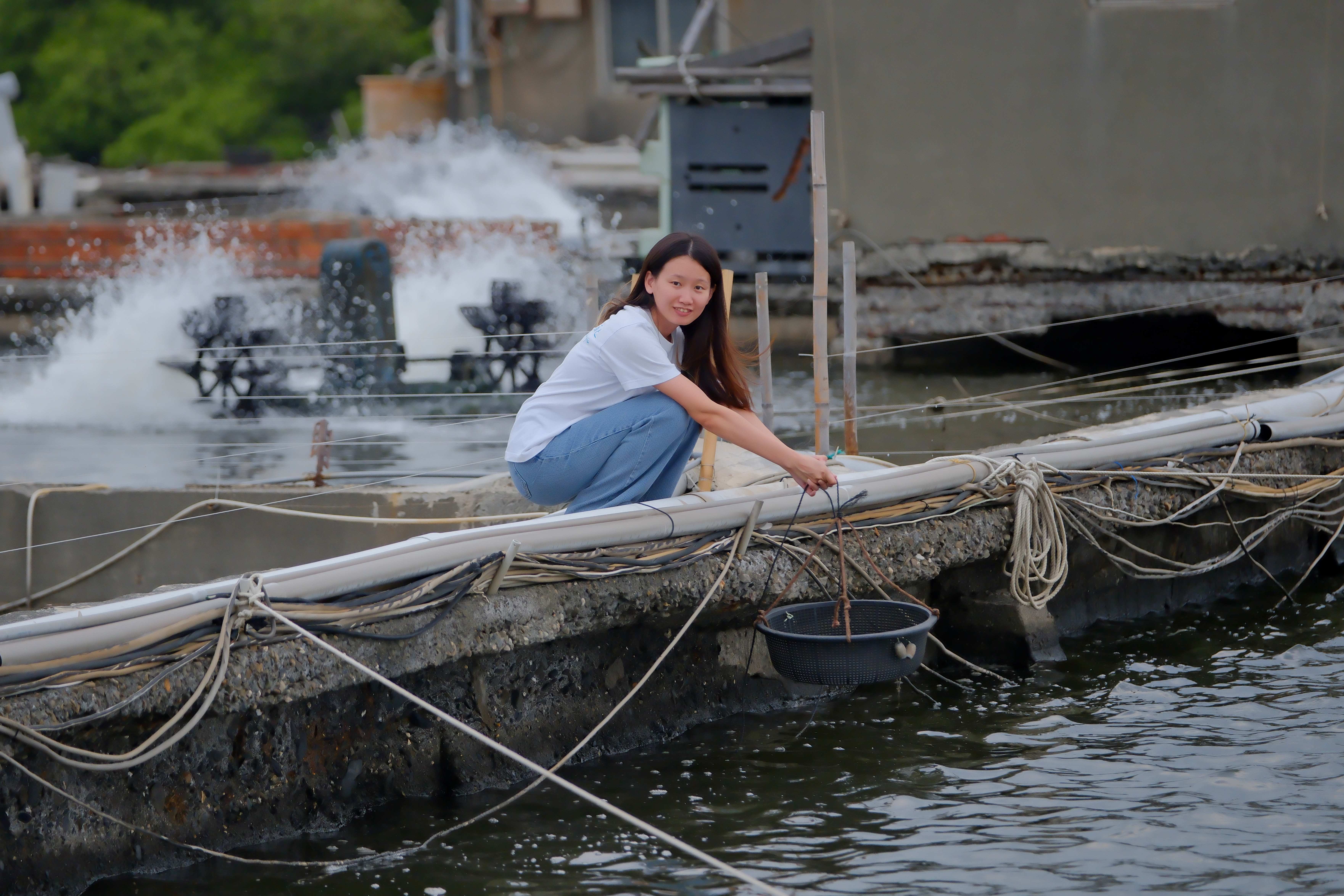 營運長呂佩芸示範石斑魚捕撈方式及器具。