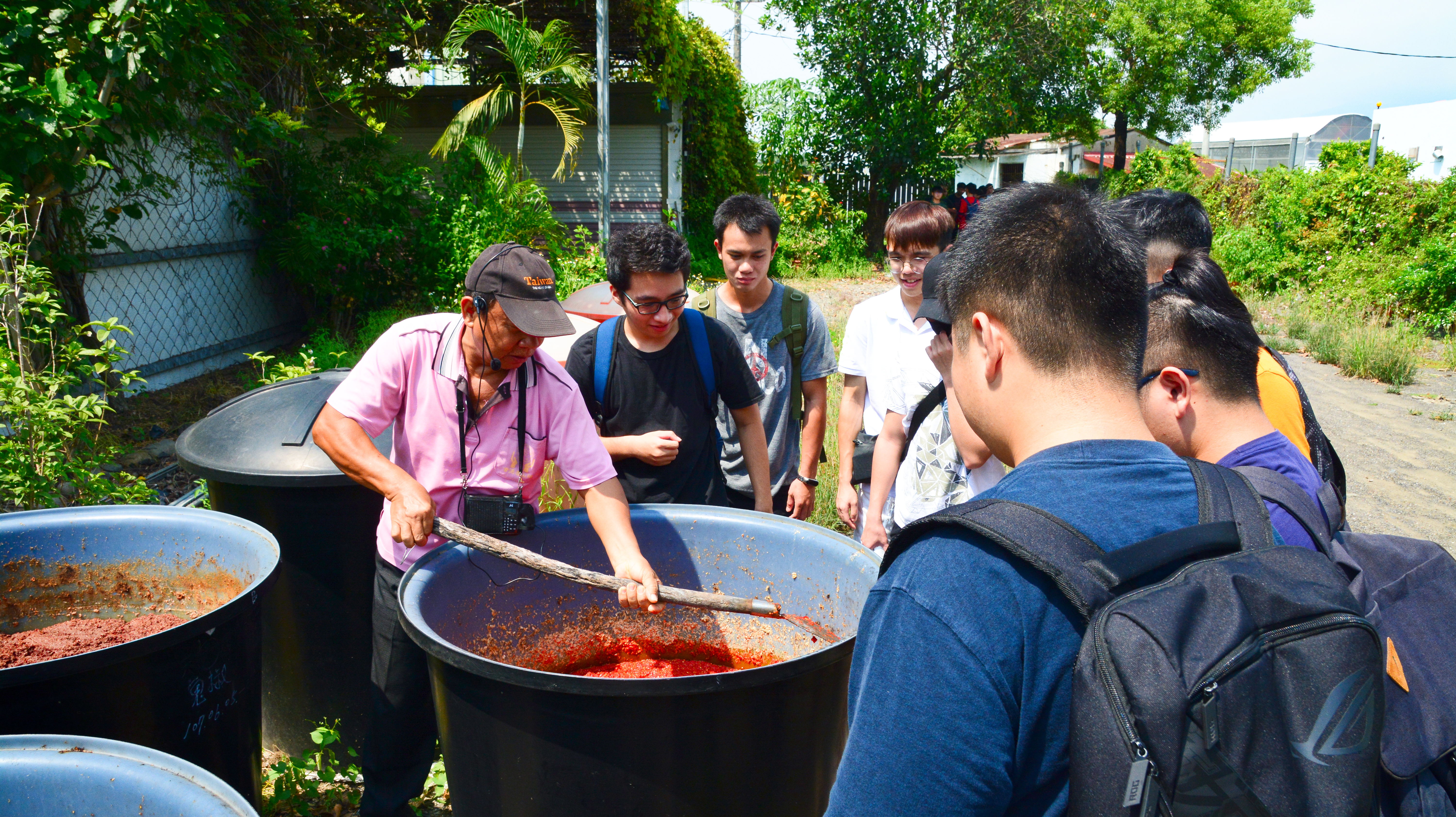 遊客前來了解辣椒醬發酵的過程。