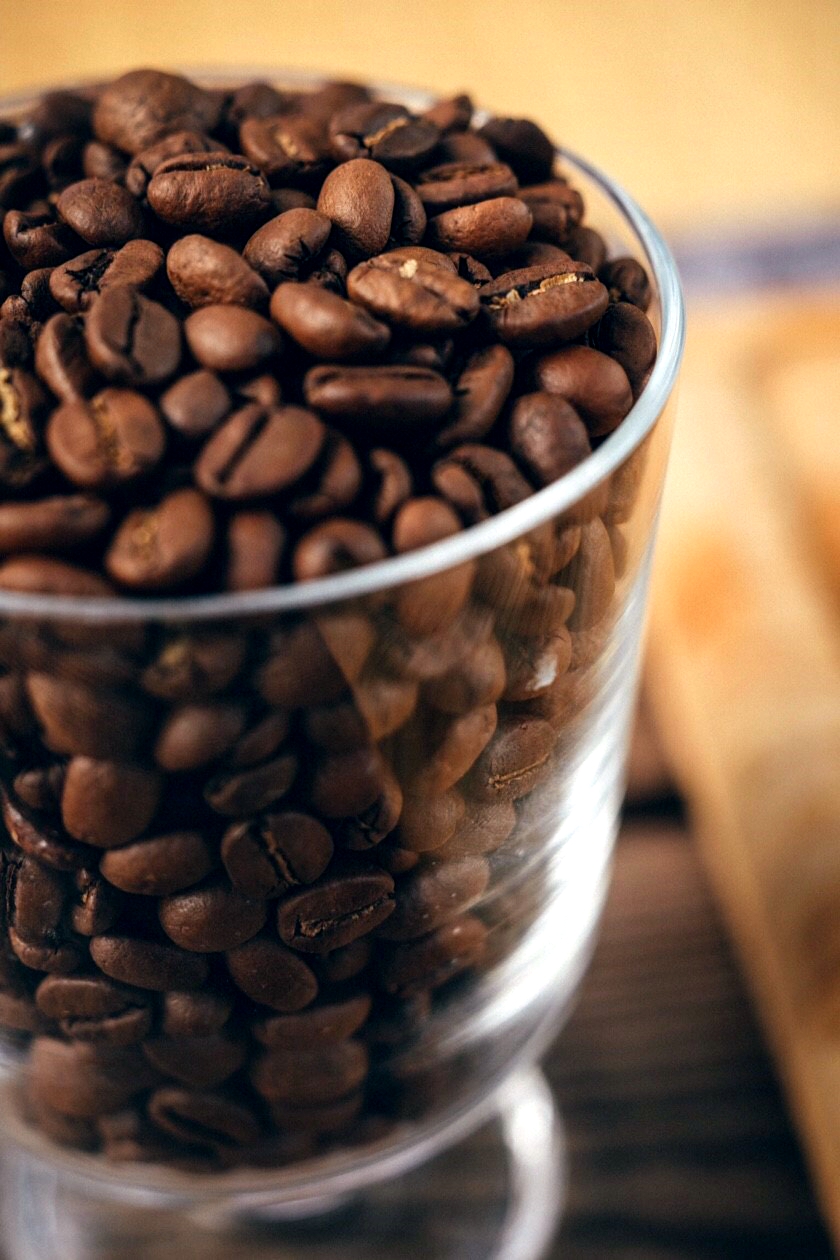 使用手工採摘 一顆顆將暗紅的咖啡豆