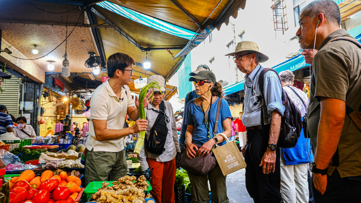 少年阿公 方子維帶領外國旅客走訪菜攤，了解豐富的在地物產和飲食文化