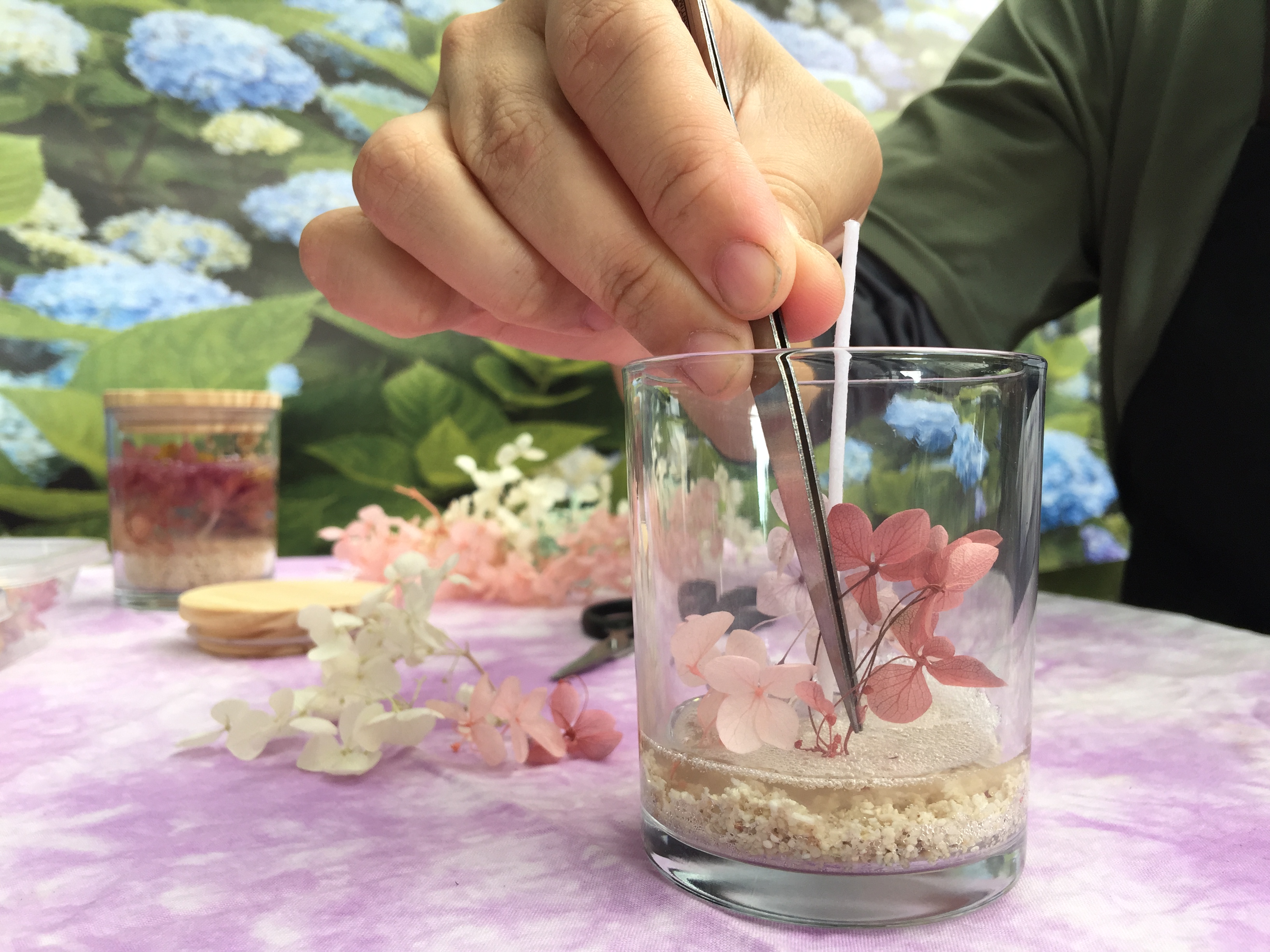 農場利用淡季，推出「永生花蠟燭DIY」的教學活動。