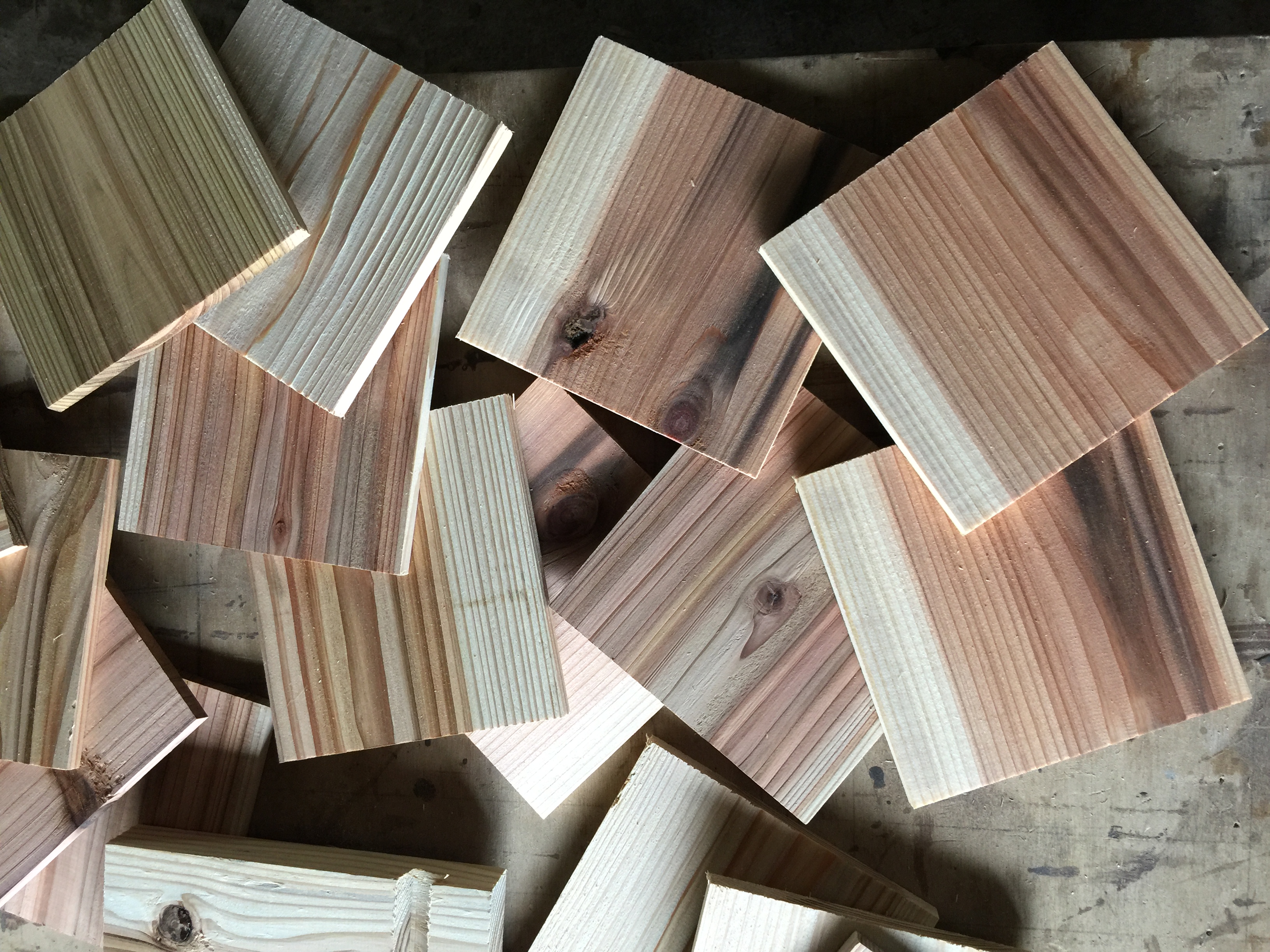 「三和木藝工作坊」選用天然、質地較軟的柳杉，做為豆腐模具DIY的木料。