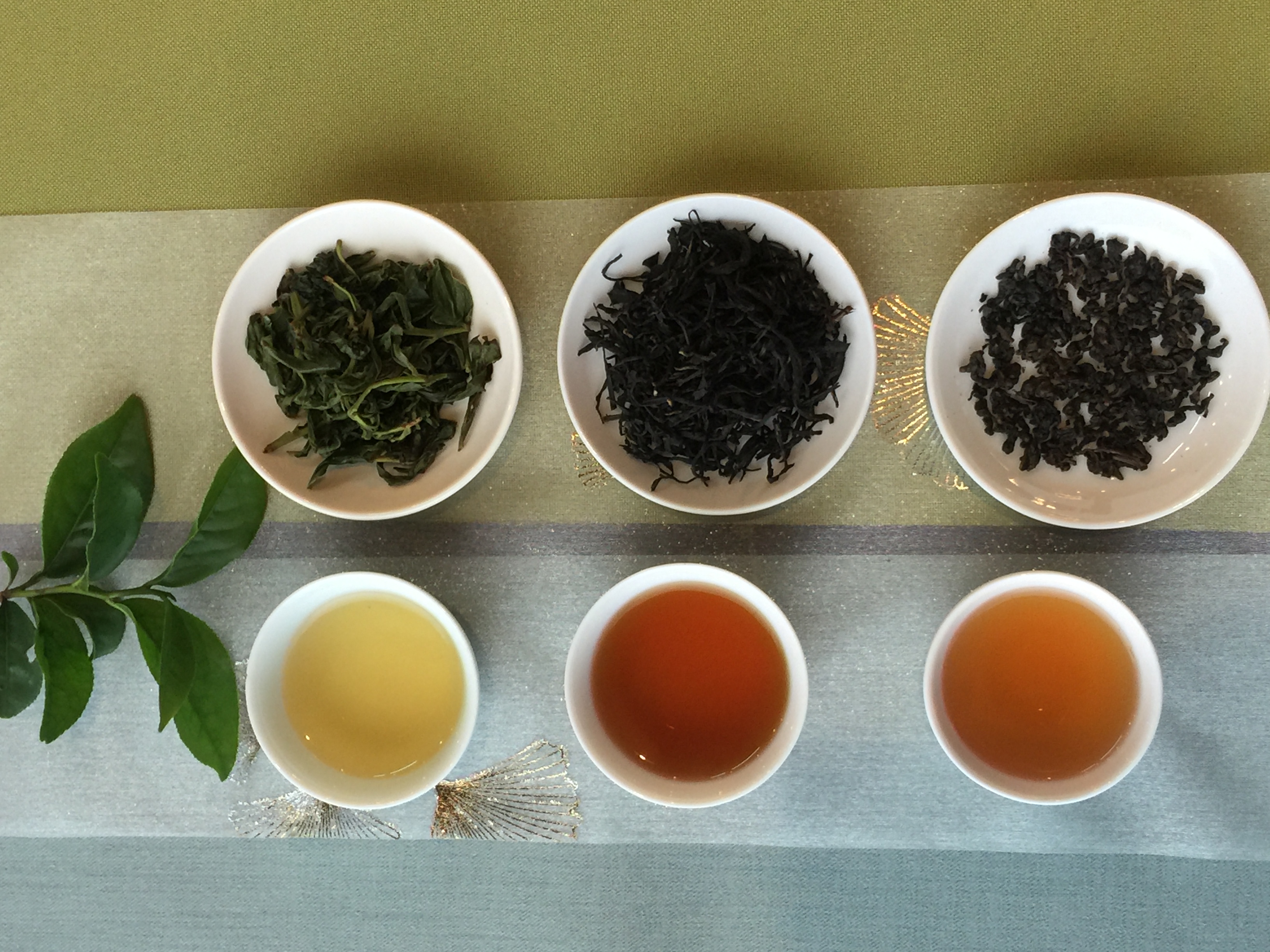 「六季香茶坊」的四季春冷凍茶（左）、鐵觀音紅茶（中）及正欉鐵觀音（右）。