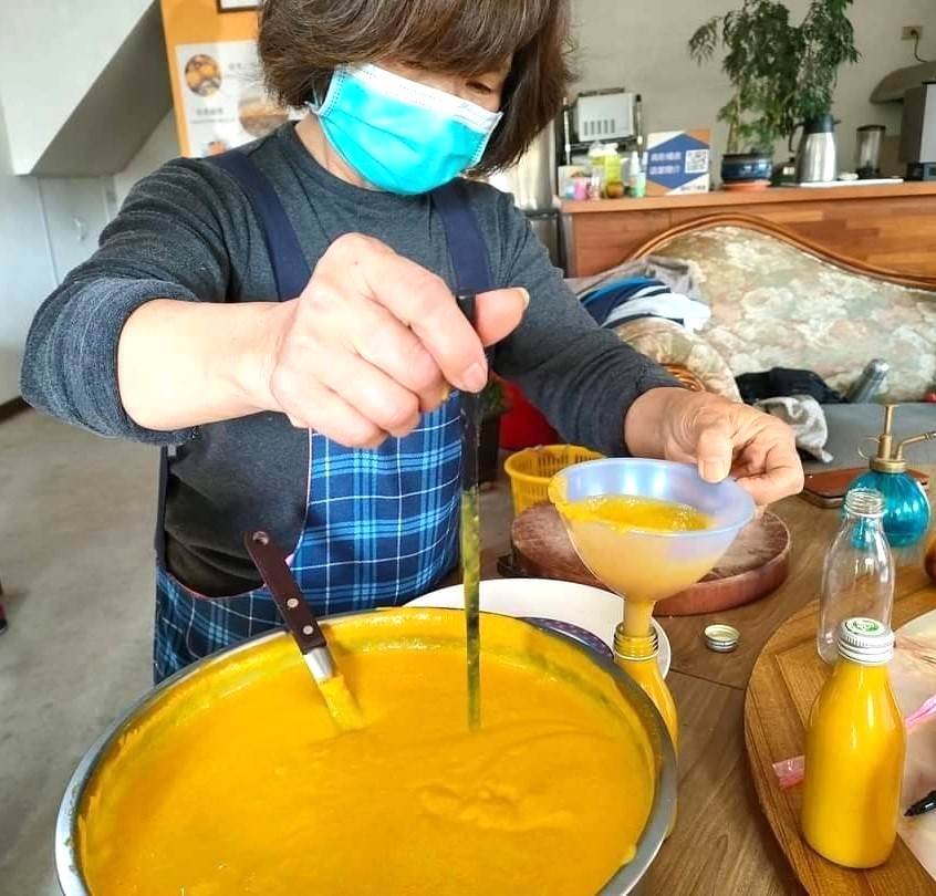 加工製作桔醬的過程。