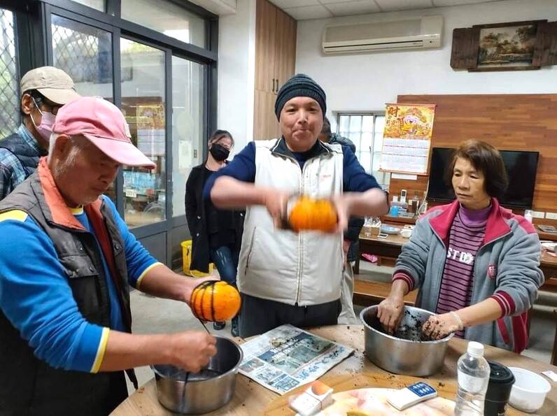 遊客們一起體驗製作酸桔茶。