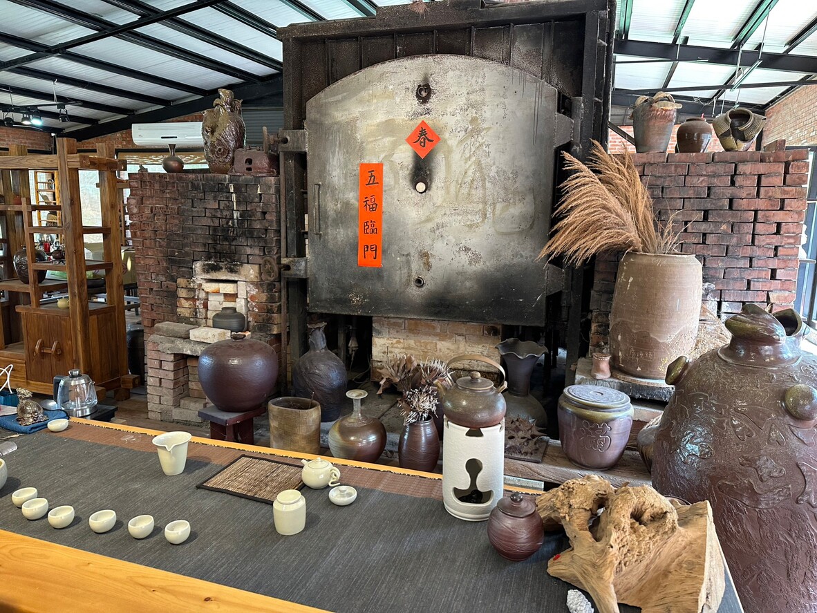 園區內四處可見手做窯器，具有文化藝術氣息。