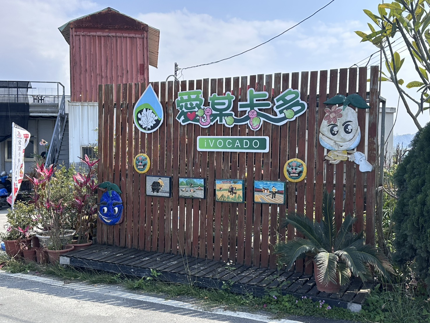 愛某卡多入口雖不起眼，入內宛若踏進新世界。