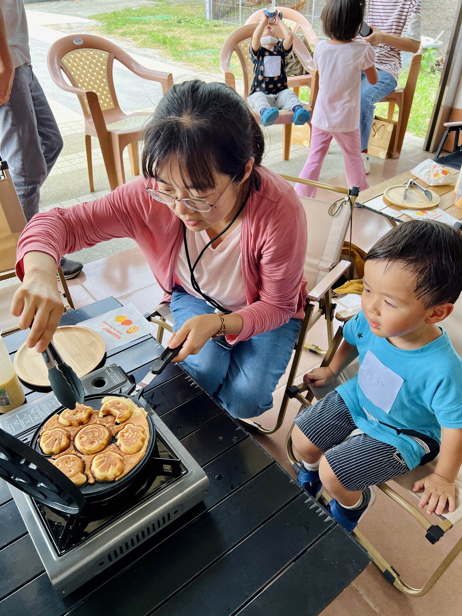 親子開心探索雞舍浸式體驗，動手作雞蛋糕，感受產地到餐桌的美妙。
