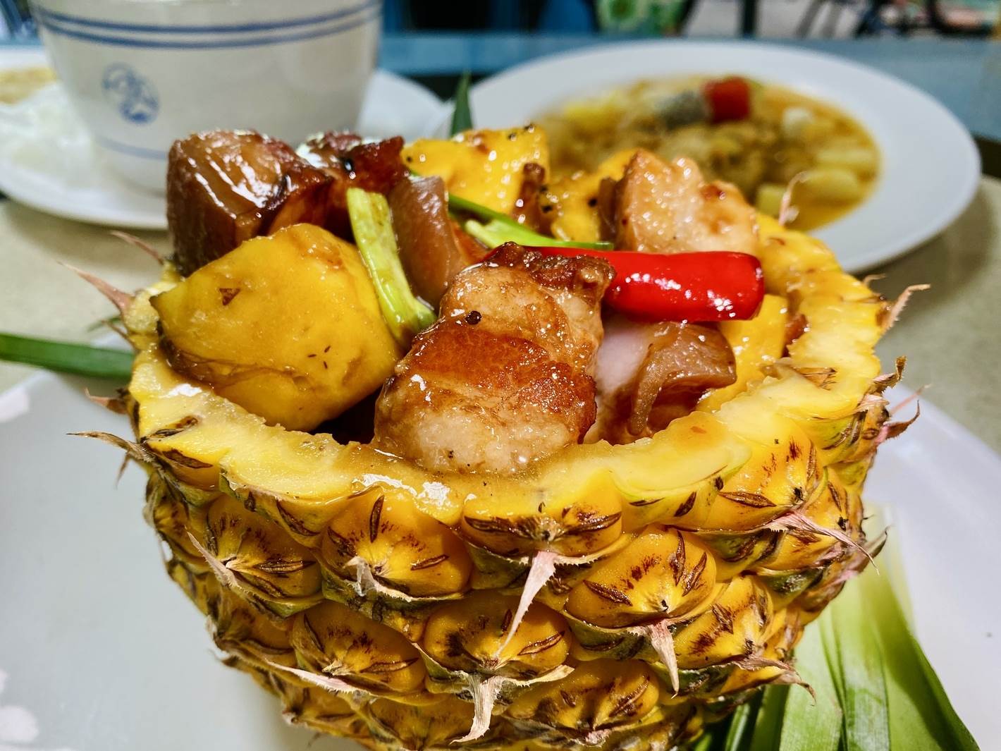 餐廳研發40道水果風味餐，吸引老饕遠道而來。鳳梨燉肉是鎮店招牌菜，五花肉彈牙不油，散發水果香氣。