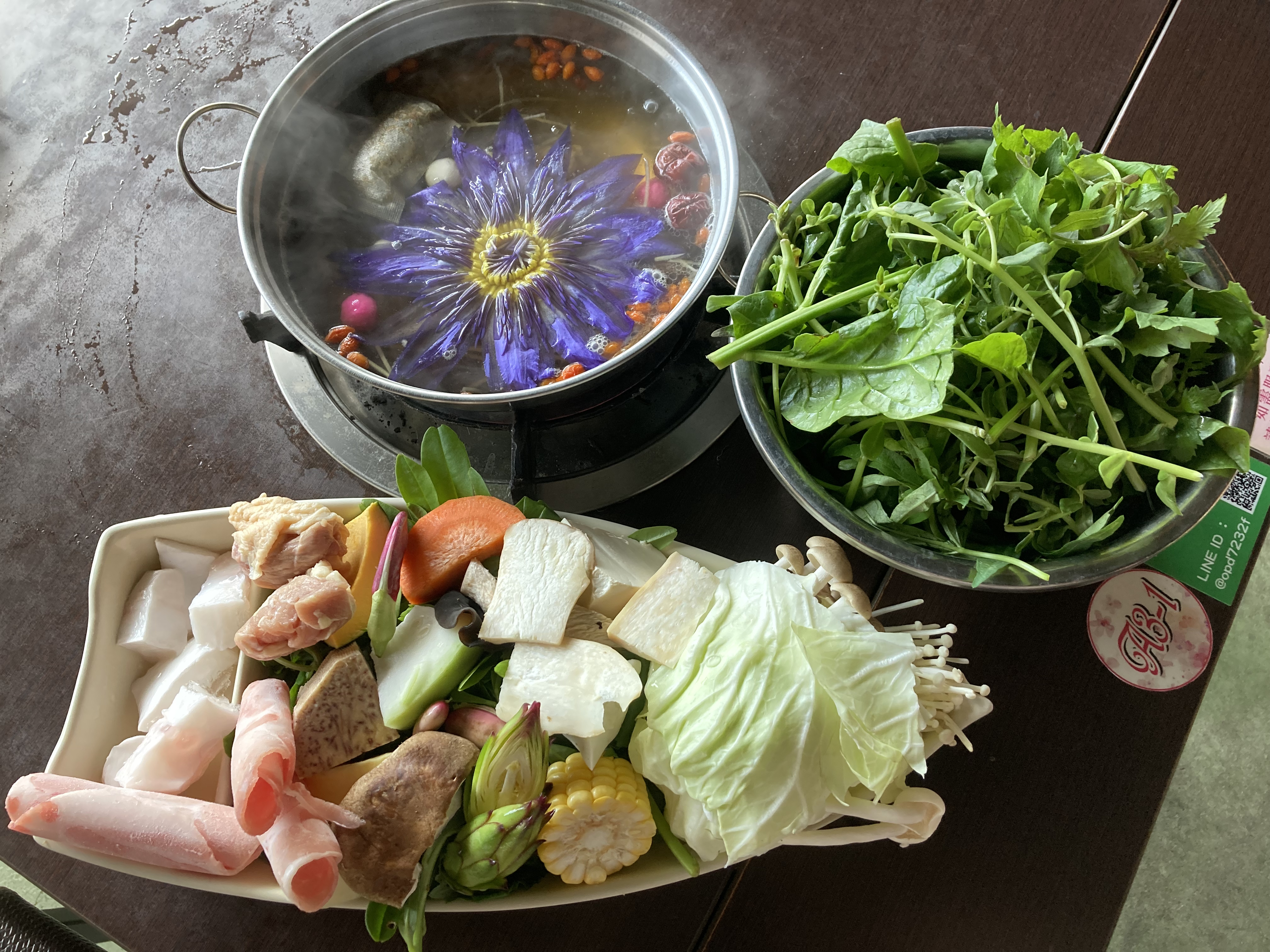綜合各種野菜熬製湯底的九品蓮花鍋。