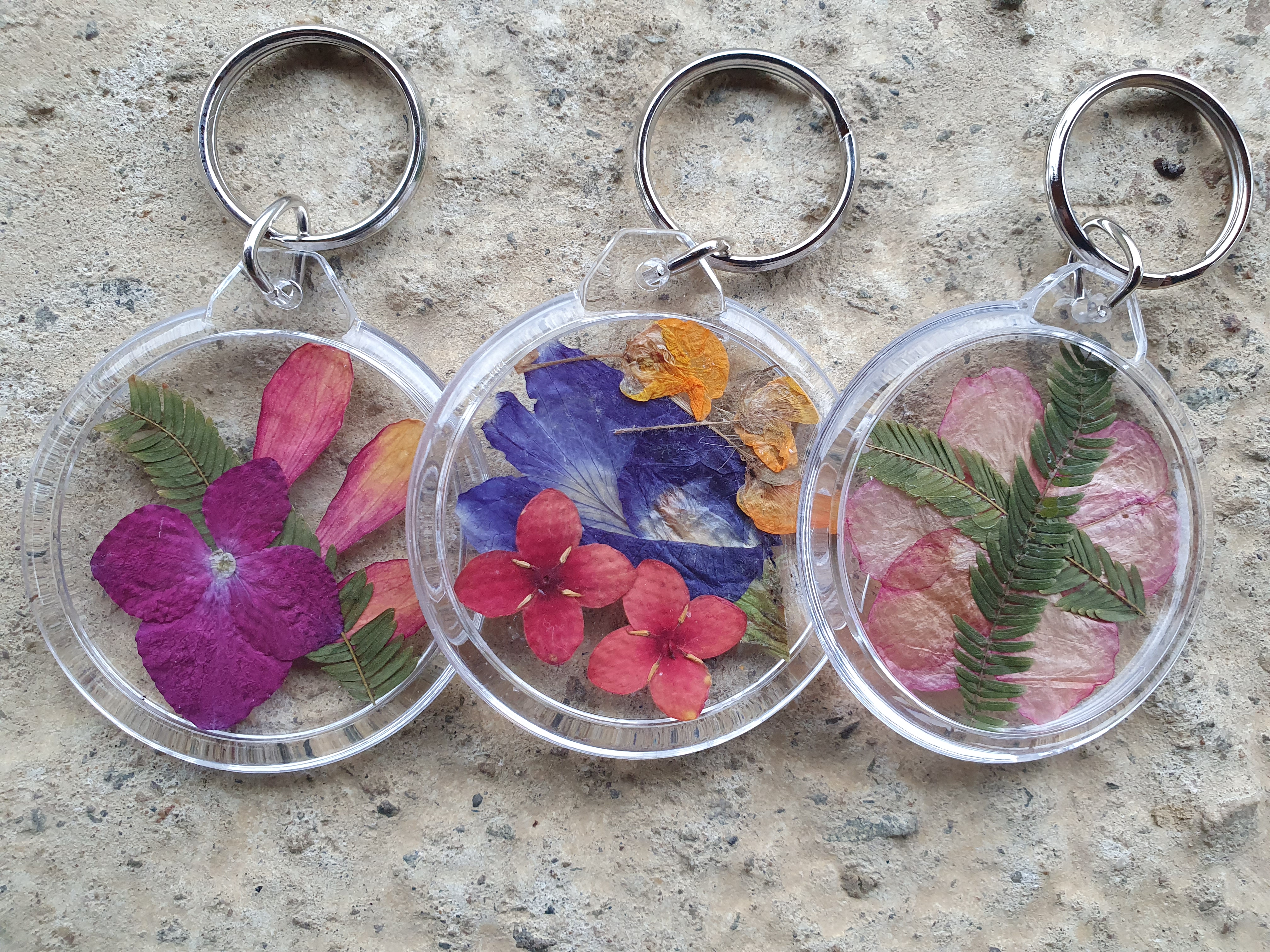 乾燥花鑰匙圈可以選擇喜愛的花朵製作。
