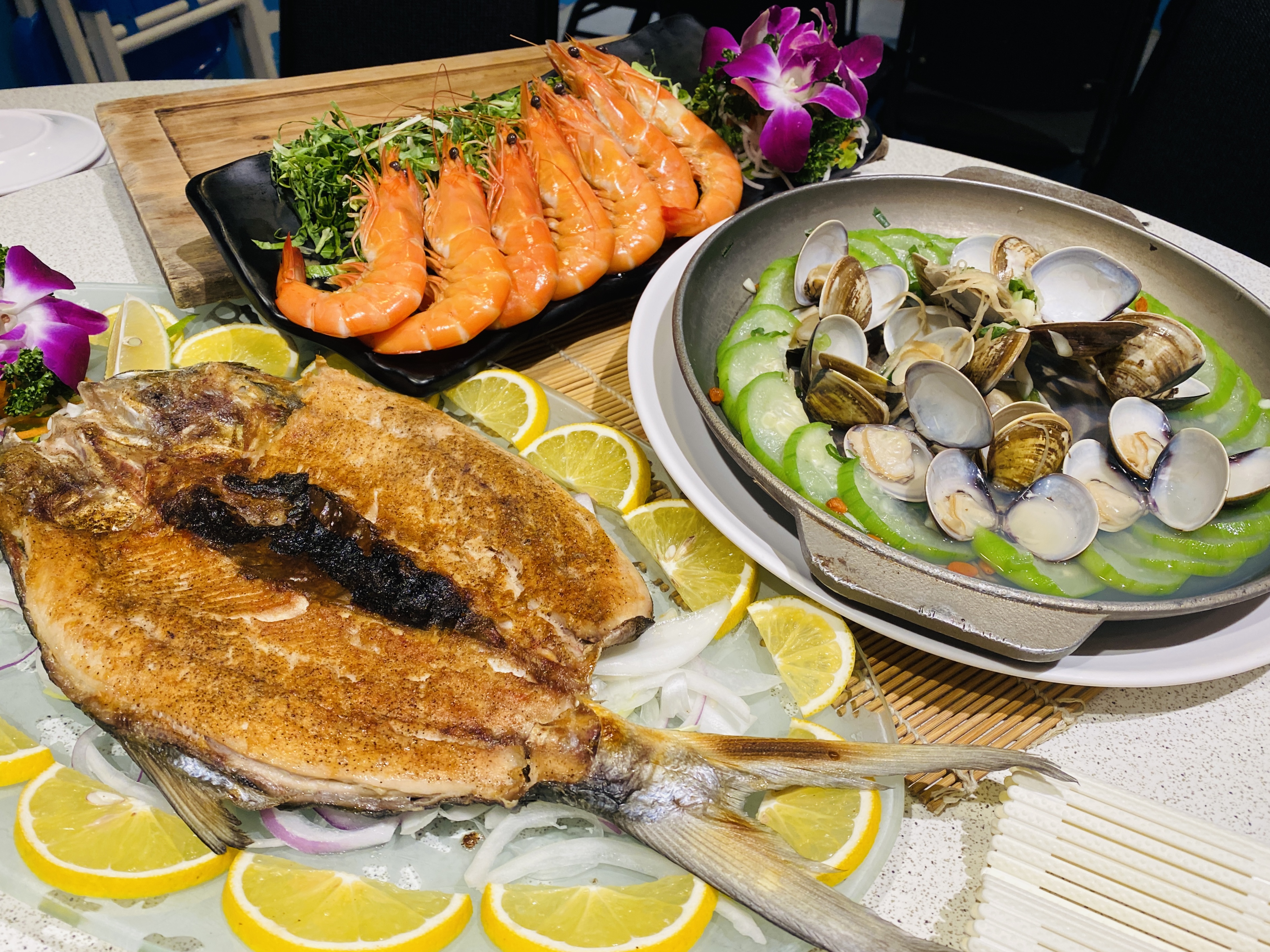 黑琵食堂推出四大鮮，其中虱目魚、白蝦、文蛤號稱必吃三寶。