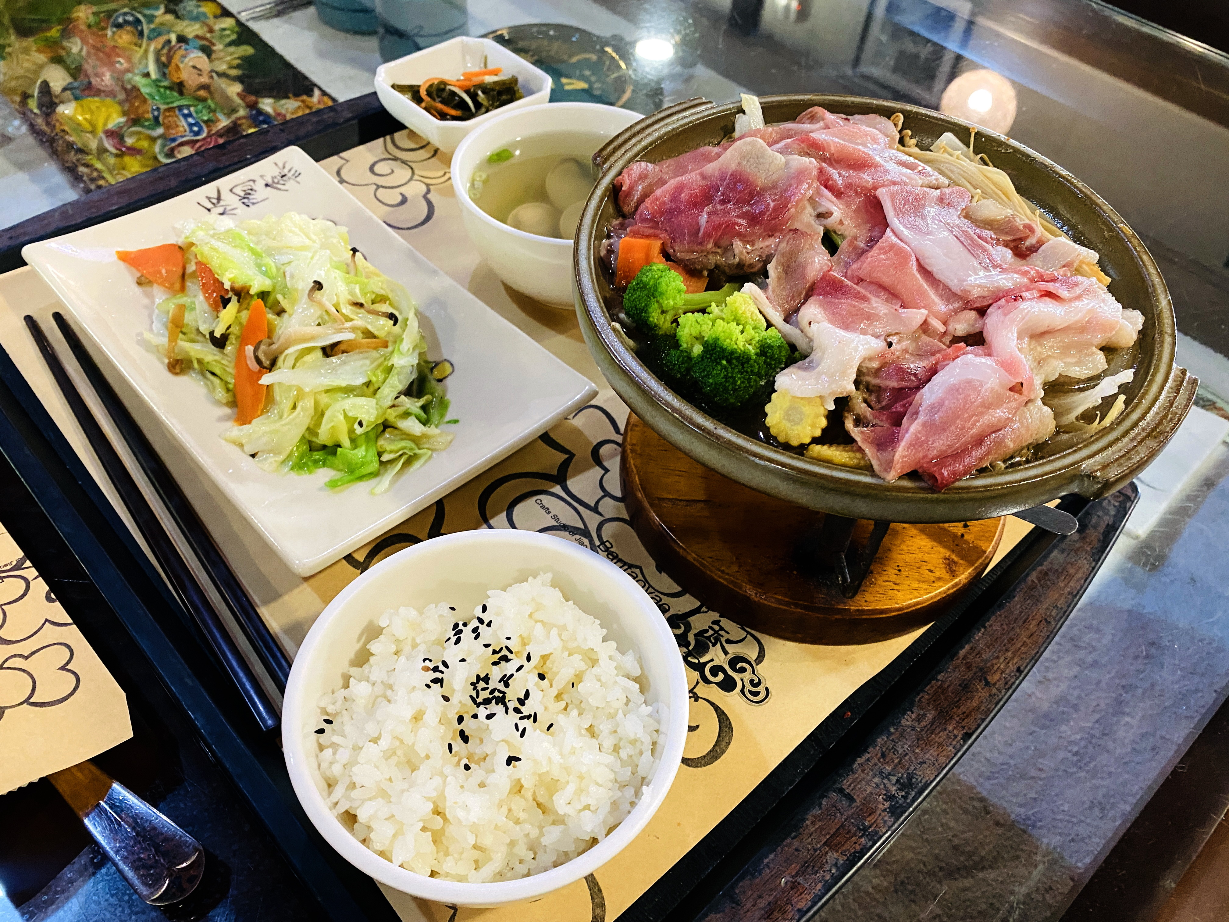 「板陶窯」陶板燒料理選用在地食材，是招牌菜色。